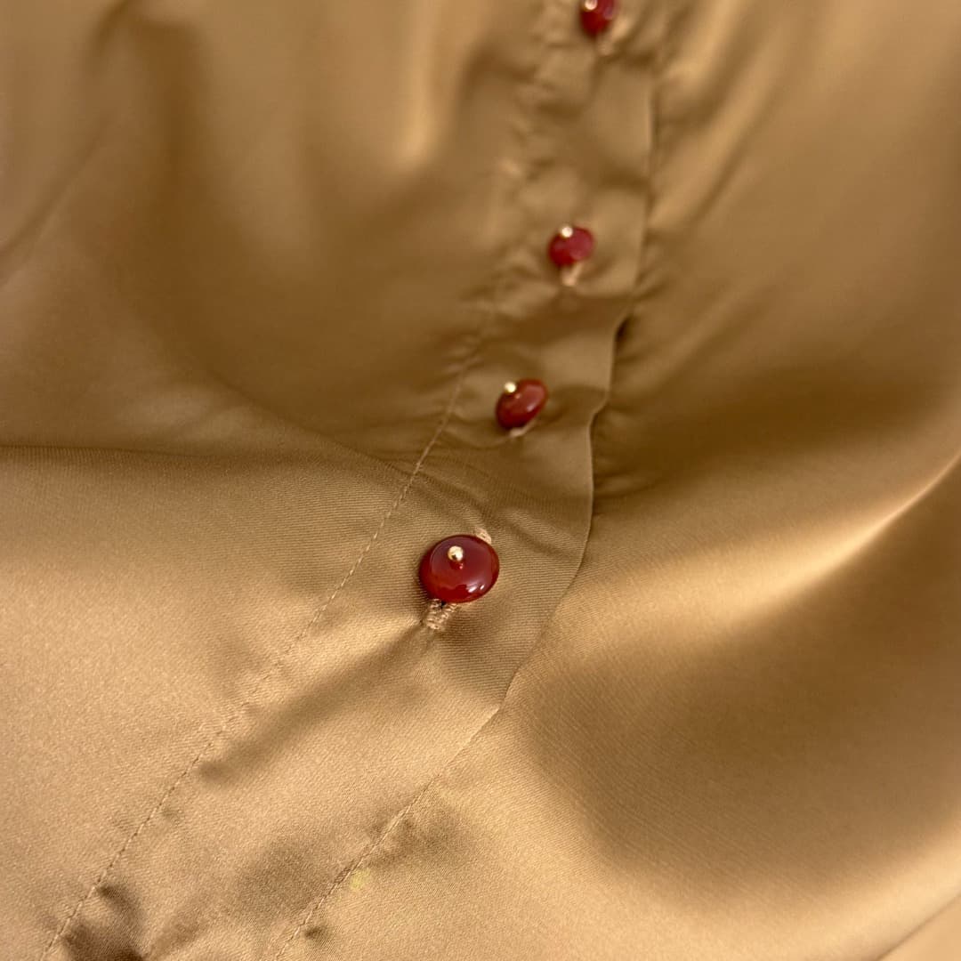 C18356 Item number: 20260258 Zimmermann*. High-end silk set of new design: red-button tailored long-sleeved shirt + belt-trimmed cinched fake lace overlay silk skirt, khaki color, S-XL sizes. [Size M: shoulder width 43, bust circumference 114, sleeve leng — image 3