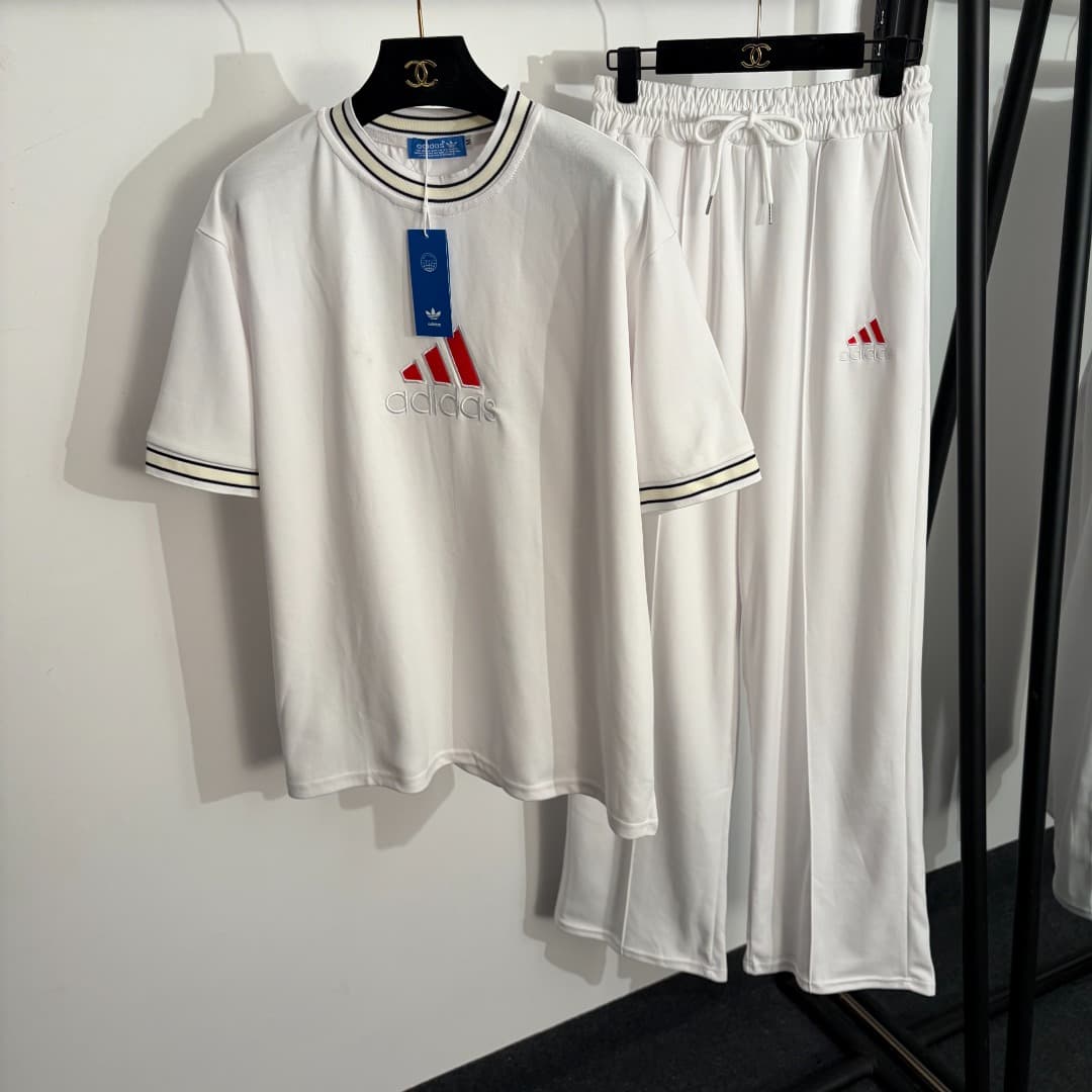 C18589 Item number: 20262584. Adida* Athletic set: a letter-embroidered loose-cropped T-shirt + stretch high-waist casual pants. Colors: white, black. Sizes: S, M, L. [Size M: shoulder width 49, chest circumference 118, sleeve length 23, overall length 67 — image 1