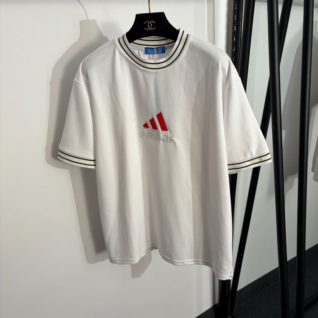 C18589 Item number: 20262584. Adida* Athletic set: a letter-embroidered loose-cropped T-shirt + stretch high-waist casual pants. Colors: white, black. Sizes: S, M, L. [Size M: shoulder width 49, chest circumference 118, sleeve length 23, overall length 67 — image 2