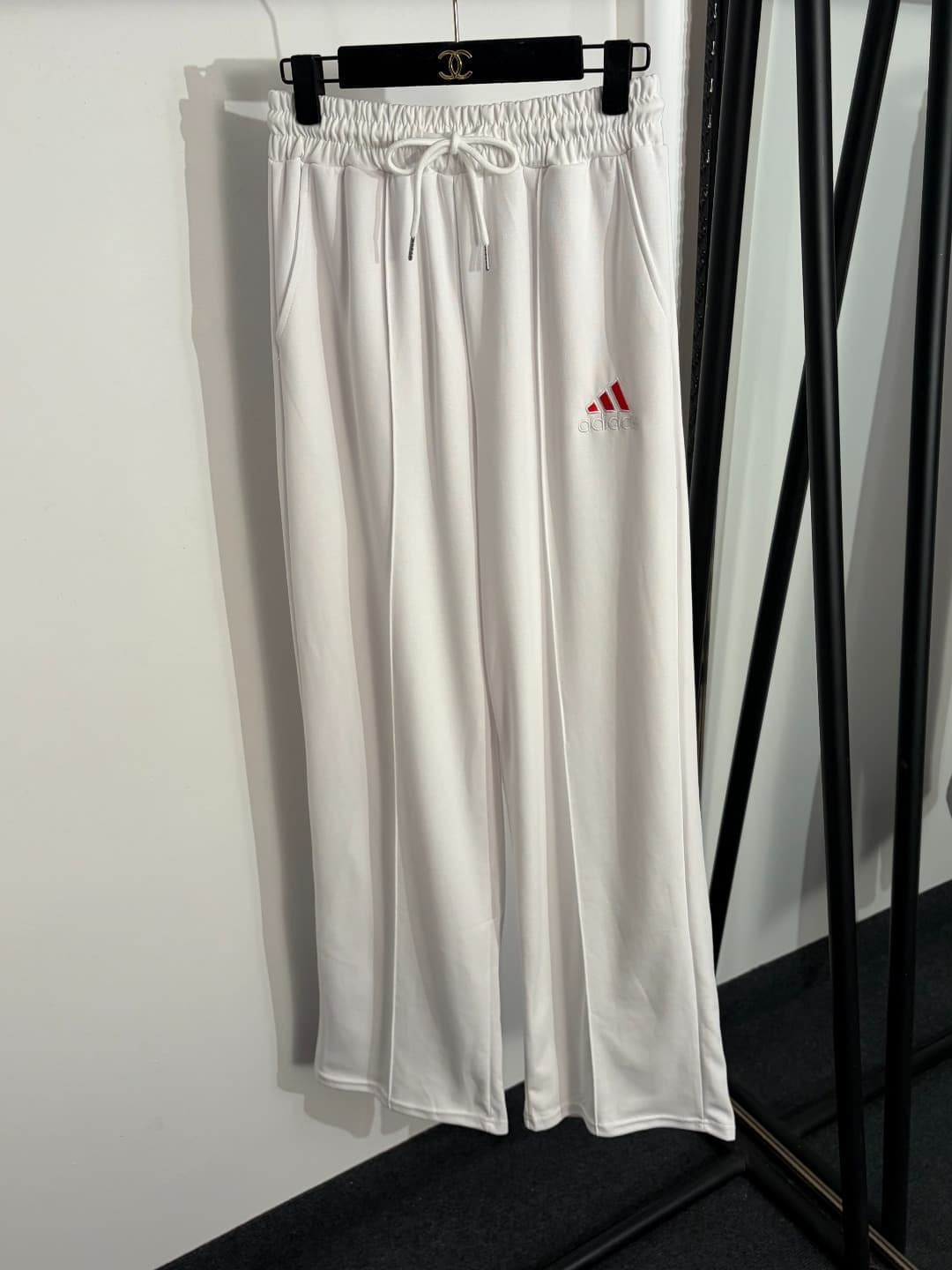 C18589 Item number: 20262584. Adida* Athletic set: a letter-embroidered loose-cropped T-shirt + stretch high-waist casual pants. Colors: white, black. Sizes: S, M, L. [Size M: shoulder width 49, chest circumference 118, sleeve length 23, overall length 67 — image 5