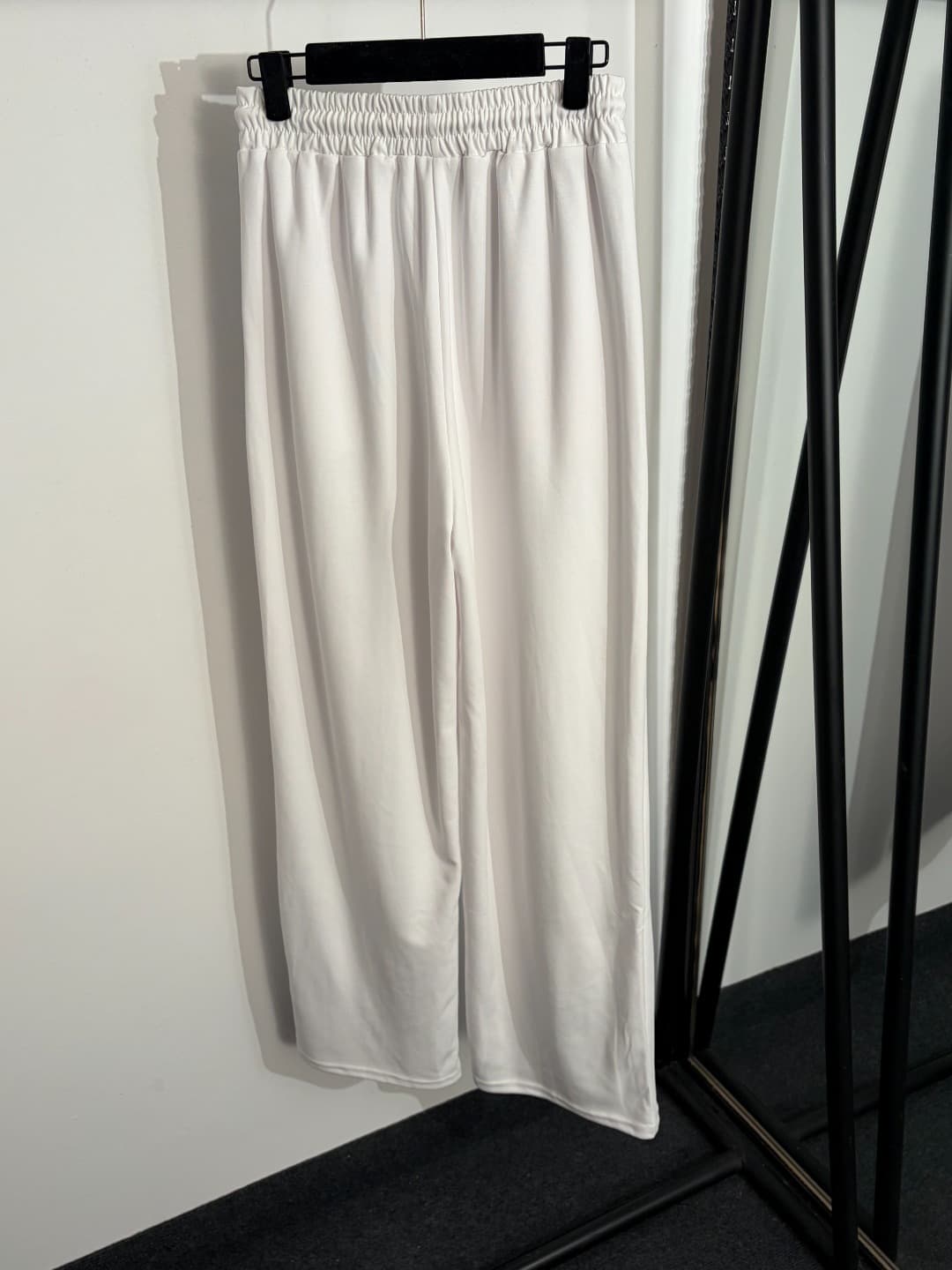 C18589 Item number: 20262584. Adida* Athletic set: a letter-embroidered loose-cropped T-shirt + stretch high-waist casual pants. Colors: white, black. Sizes: S, M, L. [Size M: shoulder width 49, chest circumference 118, sleeve length 23, overall length 67 — image 7