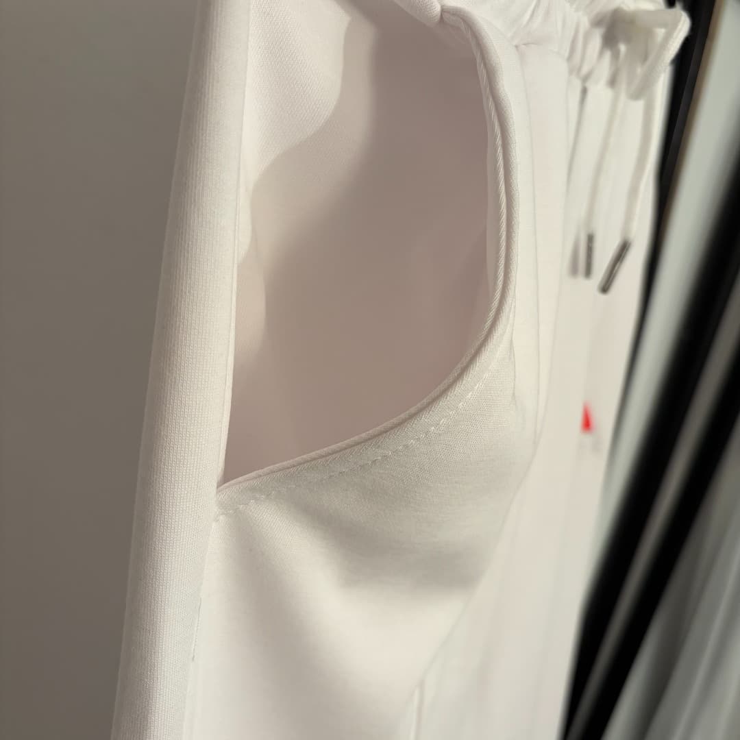 C18589 Item number: 20262584. Adida* Athletic set: a letter-embroidered loose-cropped T-shirt + stretch high-waist casual pants. Colors: white, black. Sizes: S, M, L. [Size M: shoulder width 49, chest circumference 118, sleeve length 23, overall length 67 — image 6