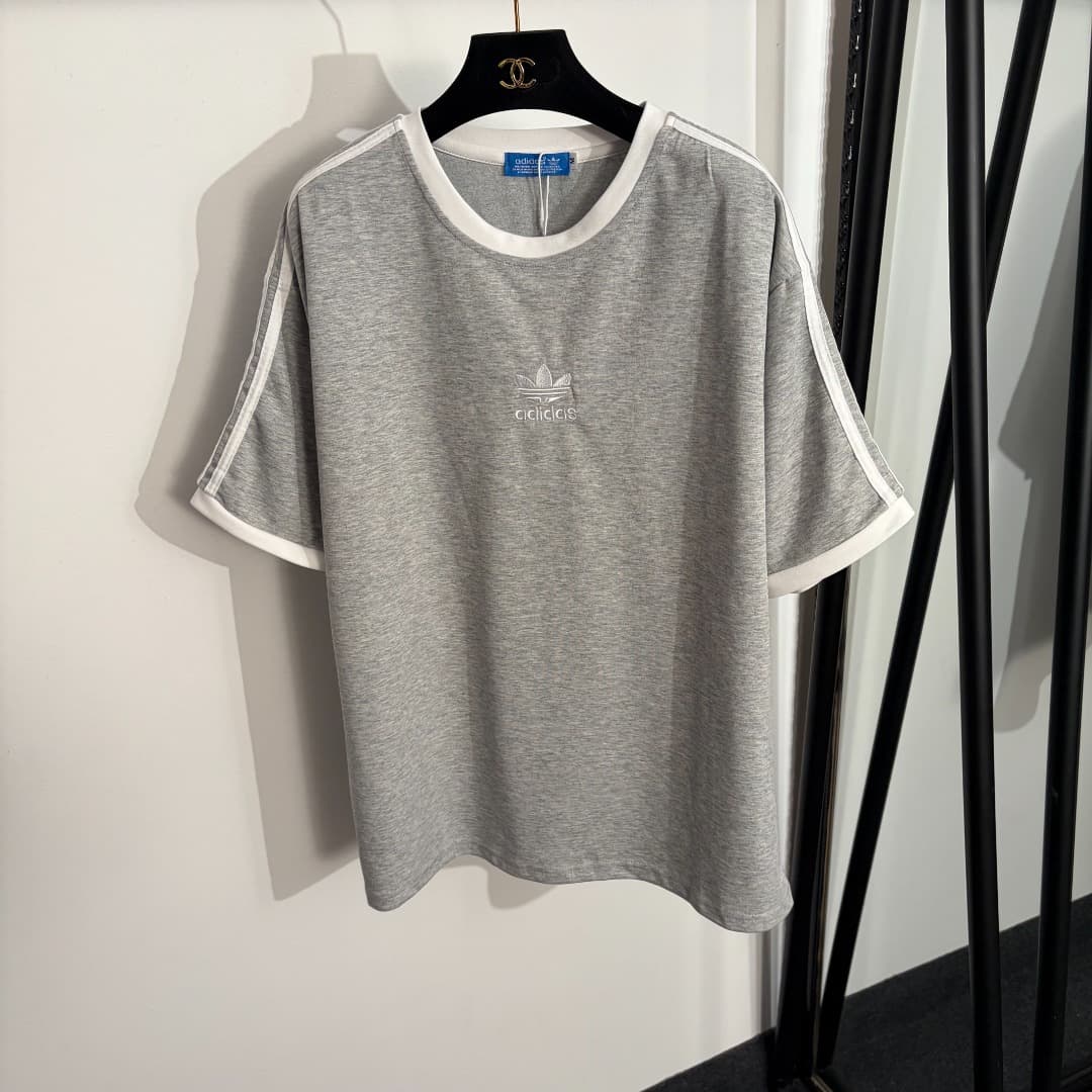 C18586 Item number: 20262585. Adida*Adidas sports set: a loose short-sleeved T-shirt with clover letter embroidery + high-waisted casual pants with straps. Colors: gray, teal, white, black. Sizes: S, M, L. [Size M: shoulder width 52, chest circumference 1 — image 2