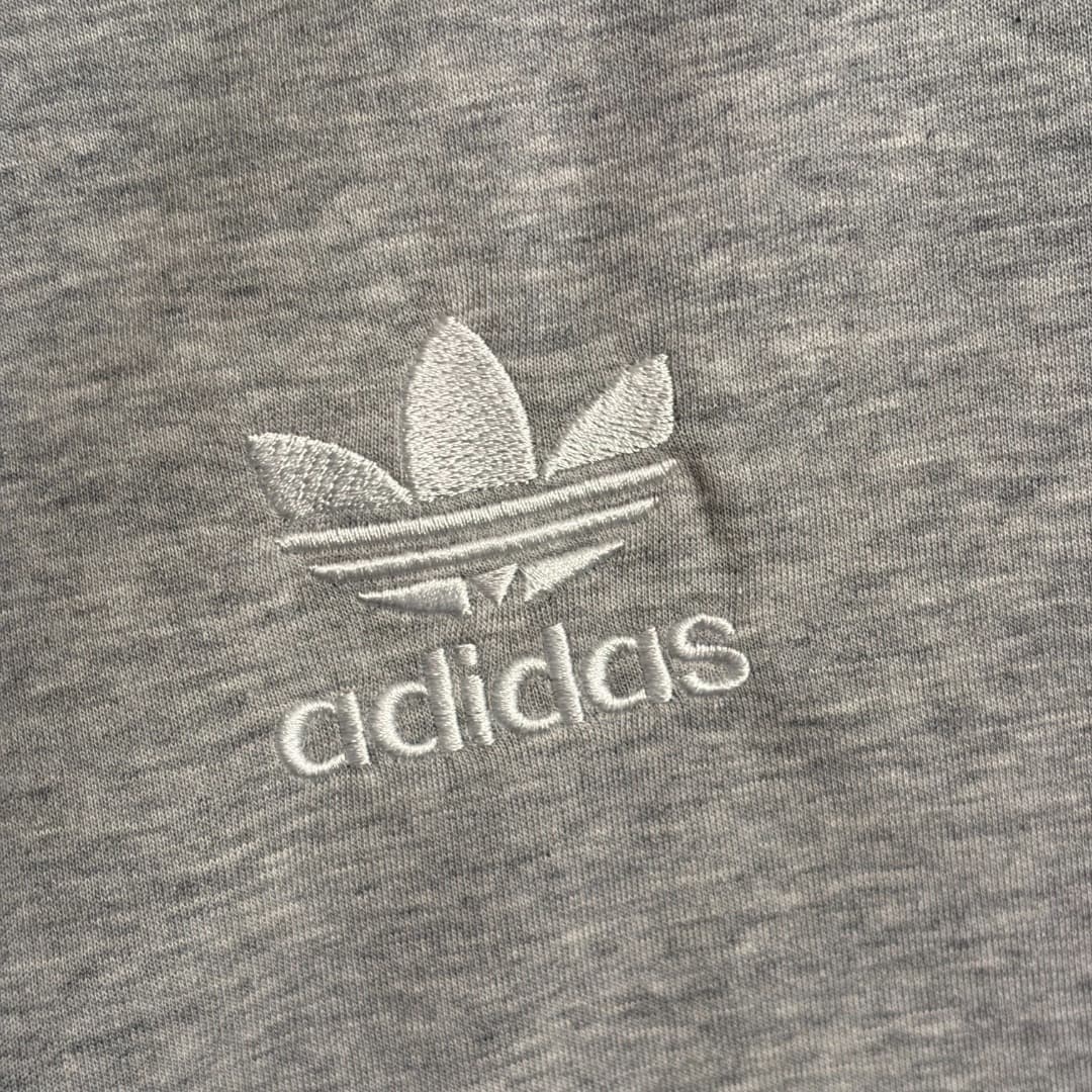 C18586 Item number: 20262585. Adida*Adidas sports set: a loose short-sleeved T-shirt with clover letter embroidery + high-waisted casual pants with straps. Colors: gray, teal, white, black. Sizes: S, M, L. [Size M: shoulder width 52, chest circumference 1 — image 3