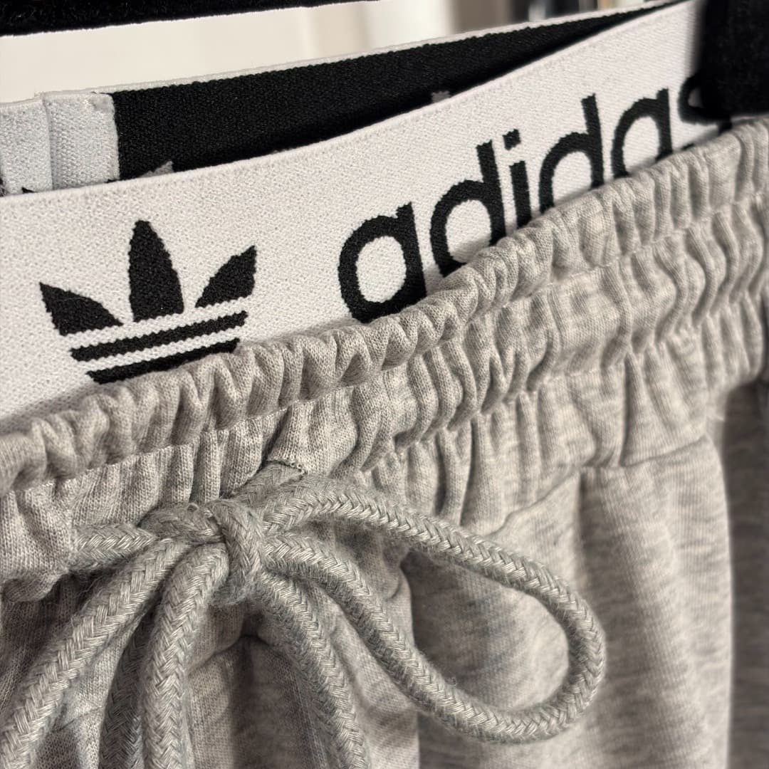 C18586 Item number: 20262585. Adida*Adidas sports set: a loose short-sleeved T-shirt with clover letter embroidery + high-waisted casual pants with straps. Colors: gray, teal, white, black. Sizes: S, M, L. [Size M: shoulder width 52, chest circumference 1 — image 6