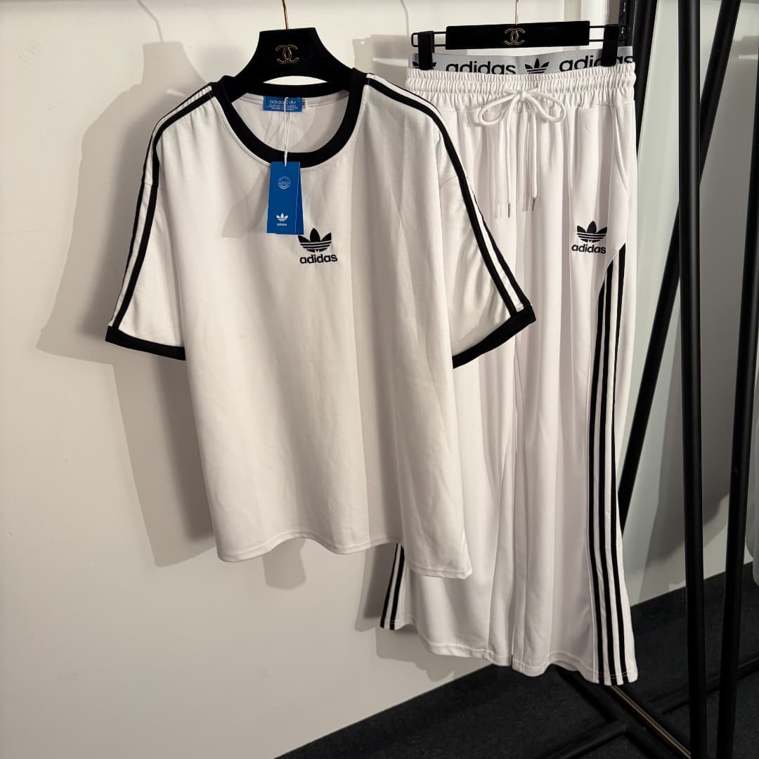 C18585 Style number 20262585: Adida* Athletic set – a relaxed short-sleeved T-shirt with clover letter embroidery, paired with high-waisted casual pants with belt seams. Colors include gray, navy blue, white, and black. Sizes: M. Dimensions: shoulder widt — image 4