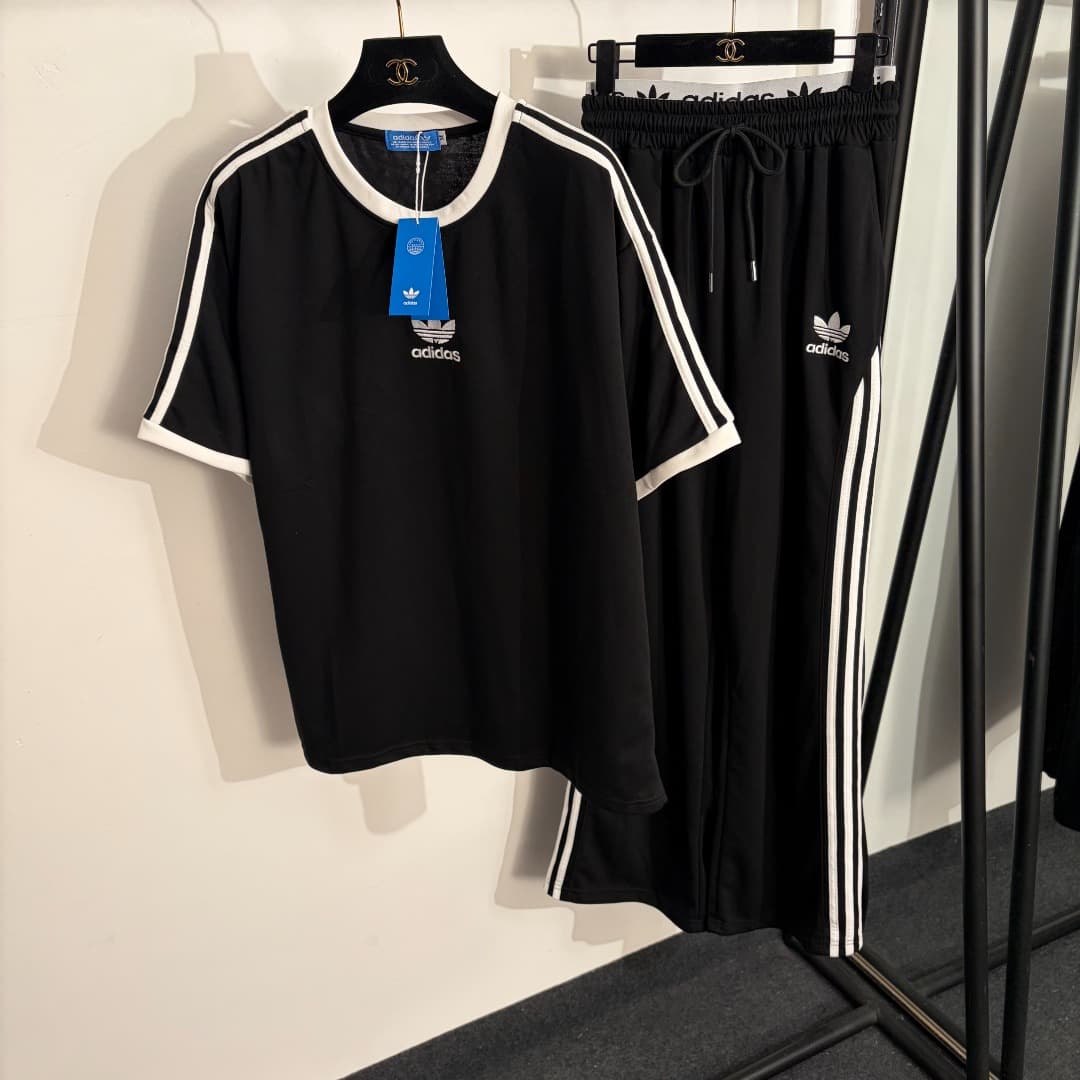 C18585 Style number 20262585: Adida* Athletic set – a relaxed short-sleeved T-shirt with clover letter embroidery, paired with high-waisted casual pants with belt seams. Colors include gray, navy blue, white, and black. Sizes: M. Dimensions: shoulder widt — image 2