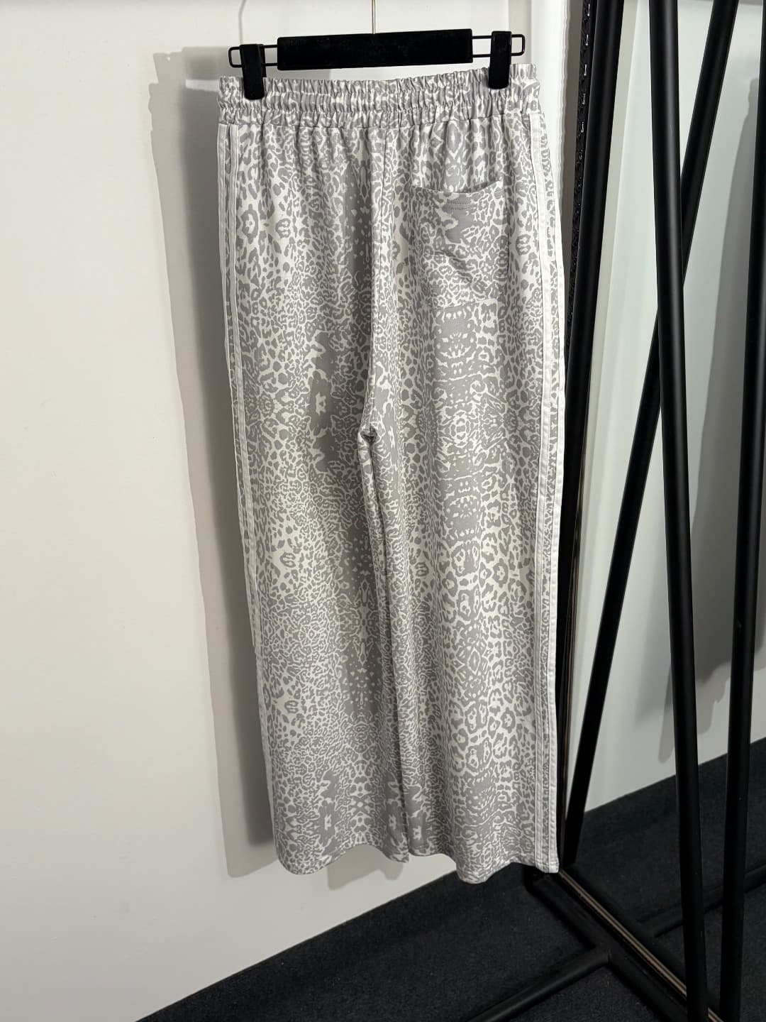C18584 Item number: 20262586. Adida* New athletic set: a short-sleeved T-shirt with clover and leopard print patterns, plus casual wide-leg pants with straps. Colors: white, dark gray. Sizes: M. Measurement values: shoulder width = 55, chest circumference — image 7