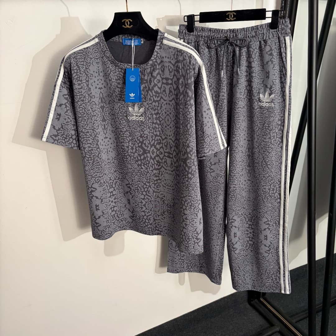 C18583 Item number: 20262586. Adida* New sport set: tee with clover embroidery and leopard pattern print, plus casual wide-leg pants with belt edges. Colors: white, dark gray. Sizes: M. For M size: shoulder width 55, bust circumference 120, sleeve length  — image 2