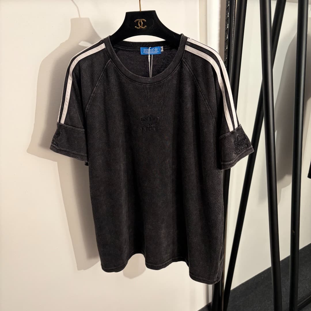 C18582 Item number: 20262587. Adida* New sport set: T-shirt with clover letter embroidery on short sleeves + casual pants with straps. Colors: black, khaki. Sizes: S, M, L. [Size M: bust size 118, sleeve length 34, overall length 69; waist size 66, elasti — image 2