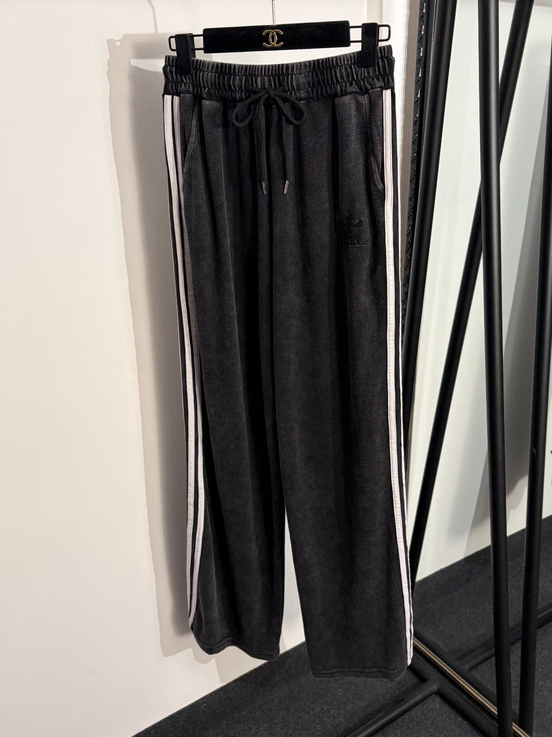 C18582 Item number: 20262587. Adida* New sport set: T-shirt with clover letter embroidery on short sleeves + casual pants with straps. Colors: black, khaki. Sizes: S, M, L. [Size M: bust size 118, sleeve length 34, overall length 69; waist size 66, elasti — image 6