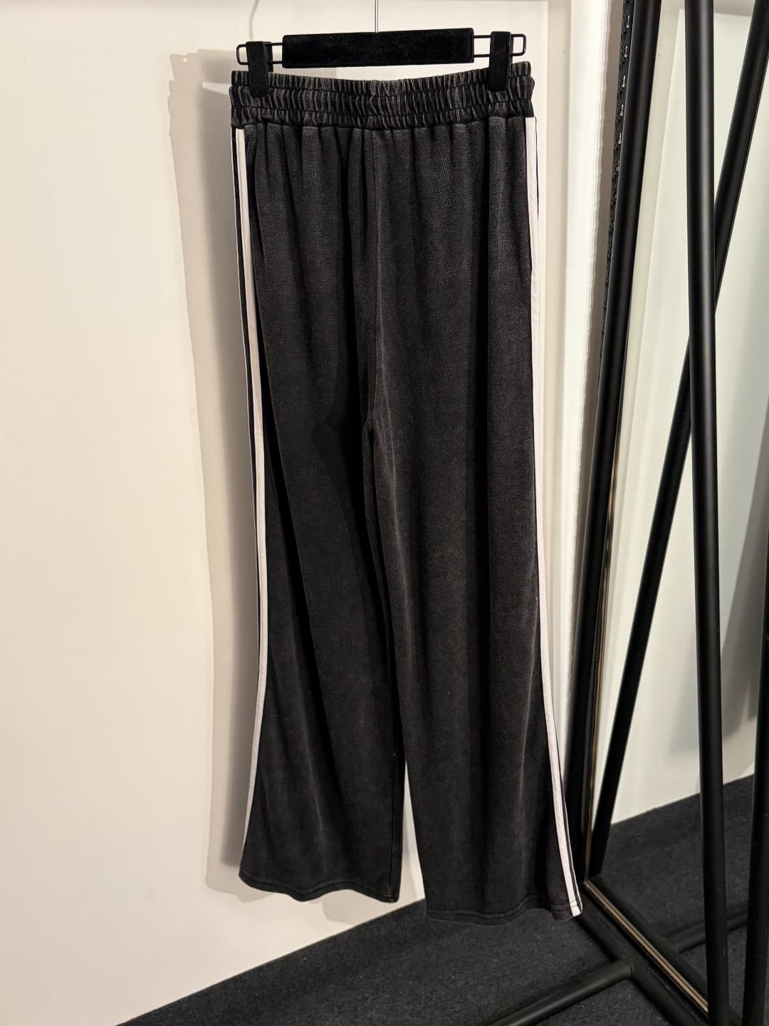 C18582 Item number: 20262587. Adida* New sport set: T-shirt with clover letter embroidery on short sleeves + casual pants with straps. Colors: black, khaki. Sizes: S, M, L. [Size M: bust size 118, sleeve length 34, overall length 69; waist size 66, elasti — image 8