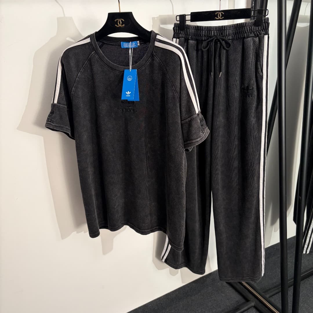 C18581 Style number 20262587 Adida* New Adidas sports set: crop T-shirt with Clover letter embroidery + casual pants with straps, in black and khaki colors, SML sizes. [Size M: bust 118, arm length 34,Pants length 69; waist circumference 66, elastic waist — image 1