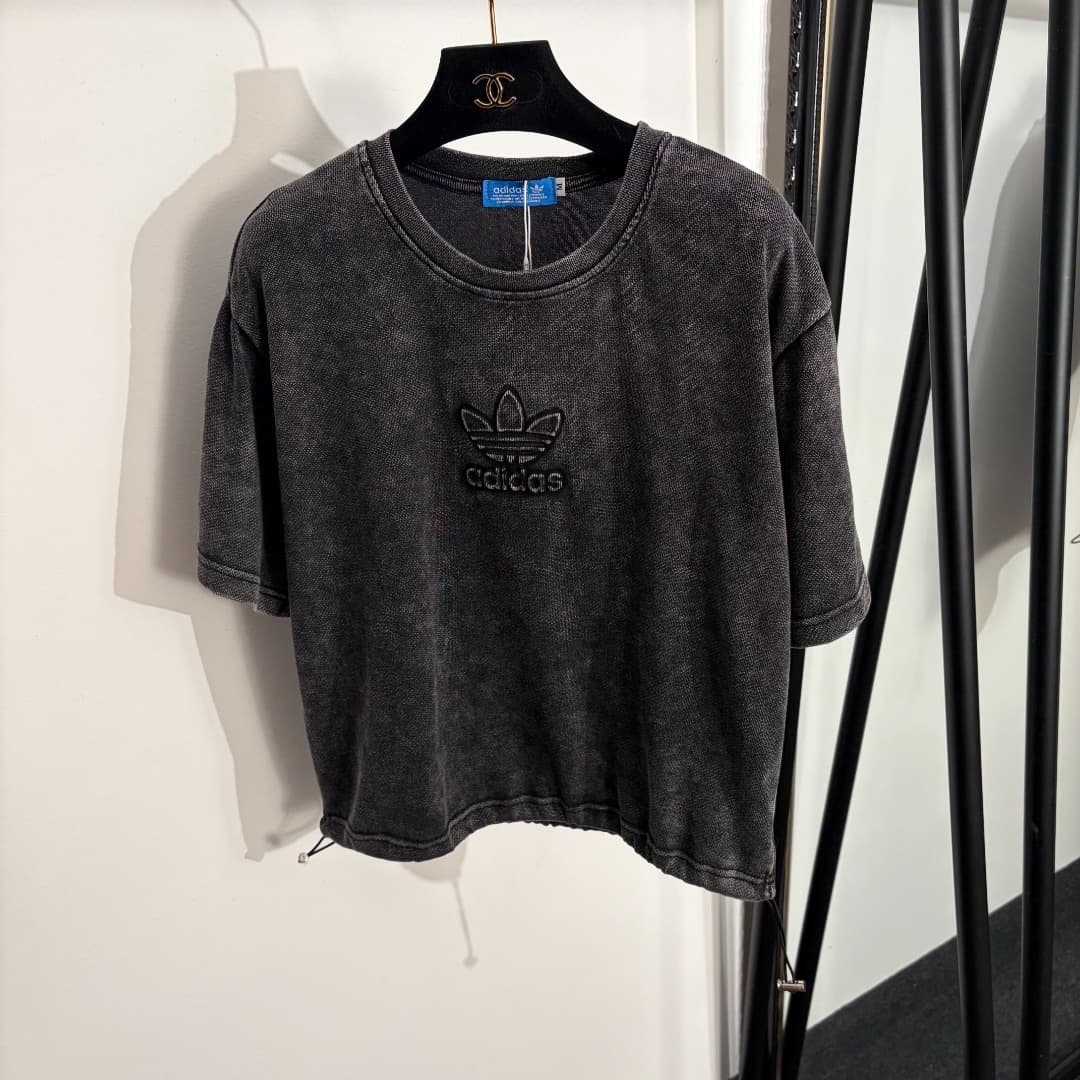 C18580 Item number: 20262588. Adida* Adidas sports set: vintage/retro distressed short-sleeve T-shirt with clover logo + leg-wrapping high-waist pants, black and gray colors, SML sizes. [Size M: shoulder width 48, chest circumference 110, sleeve length 21 — image 2