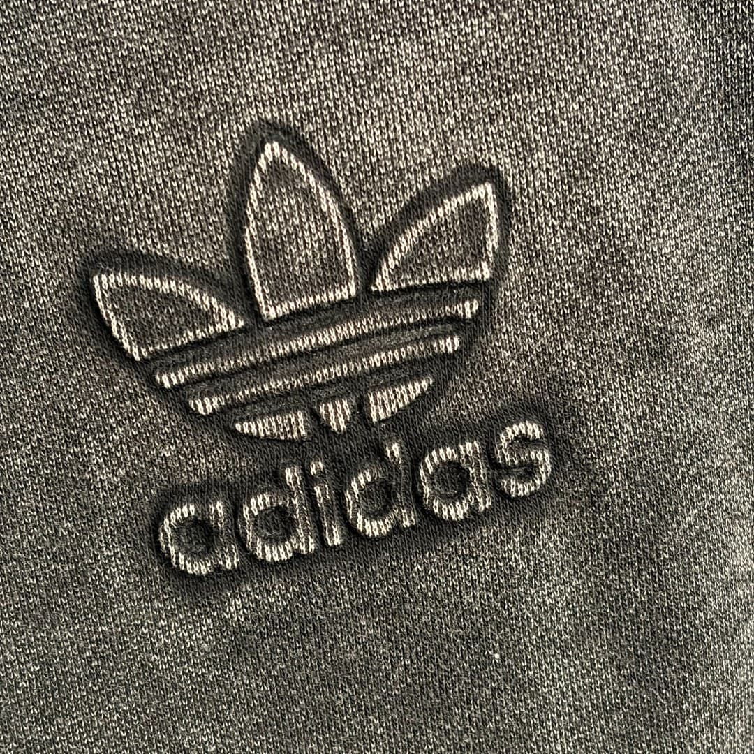 C18580 Item number: 20262588. Adida* Adidas sports set: vintage/retro distressed short-sleeve T-shirt with clover logo + leg-wrapping high-waist pants, black and gray colors, SML sizes. [Size M: shoulder width 48, chest circumference 110, sleeve length 21 — image 3