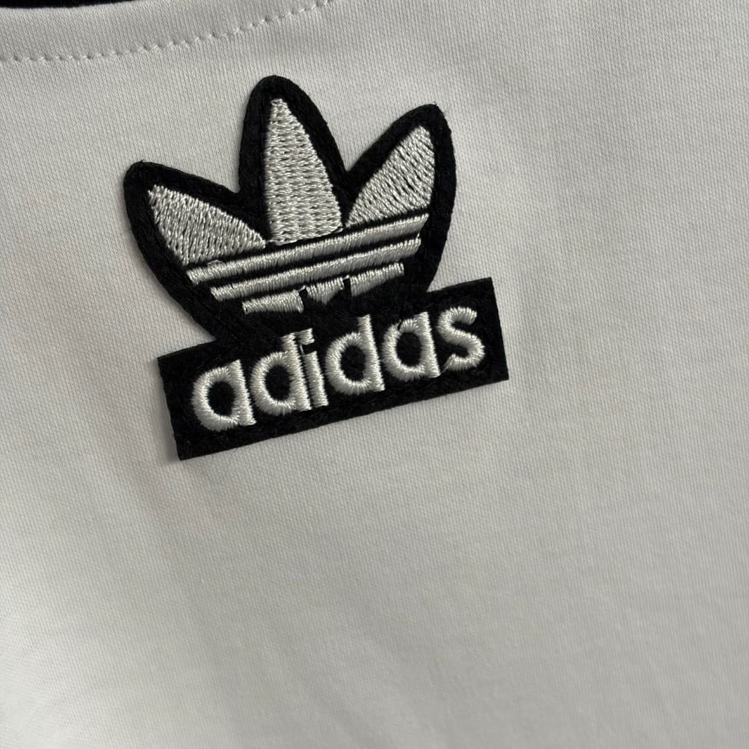 C18579 Item number: 20262589. Adida* Adidas sports set: T-shirt with clover letter embroidery on short sleeves + high-waisted pants with side stripes. Colors: gray-white, black, red. Sizes: S, M, L. [For size M: bust circumference 100, sleeve length 29, w — image 3