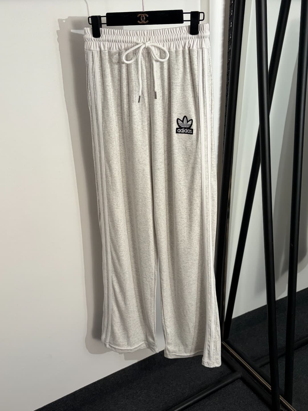C18579 Item number: 20262589. Adida* Adidas sports set: T-shirt with clover letter embroidery on short sleeves + high-waisted pants with side stripes. Colors: gray-white, black, red. Sizes: S, M, L. [For size M: bust circumference 100, sleeve length 29, w — image 5