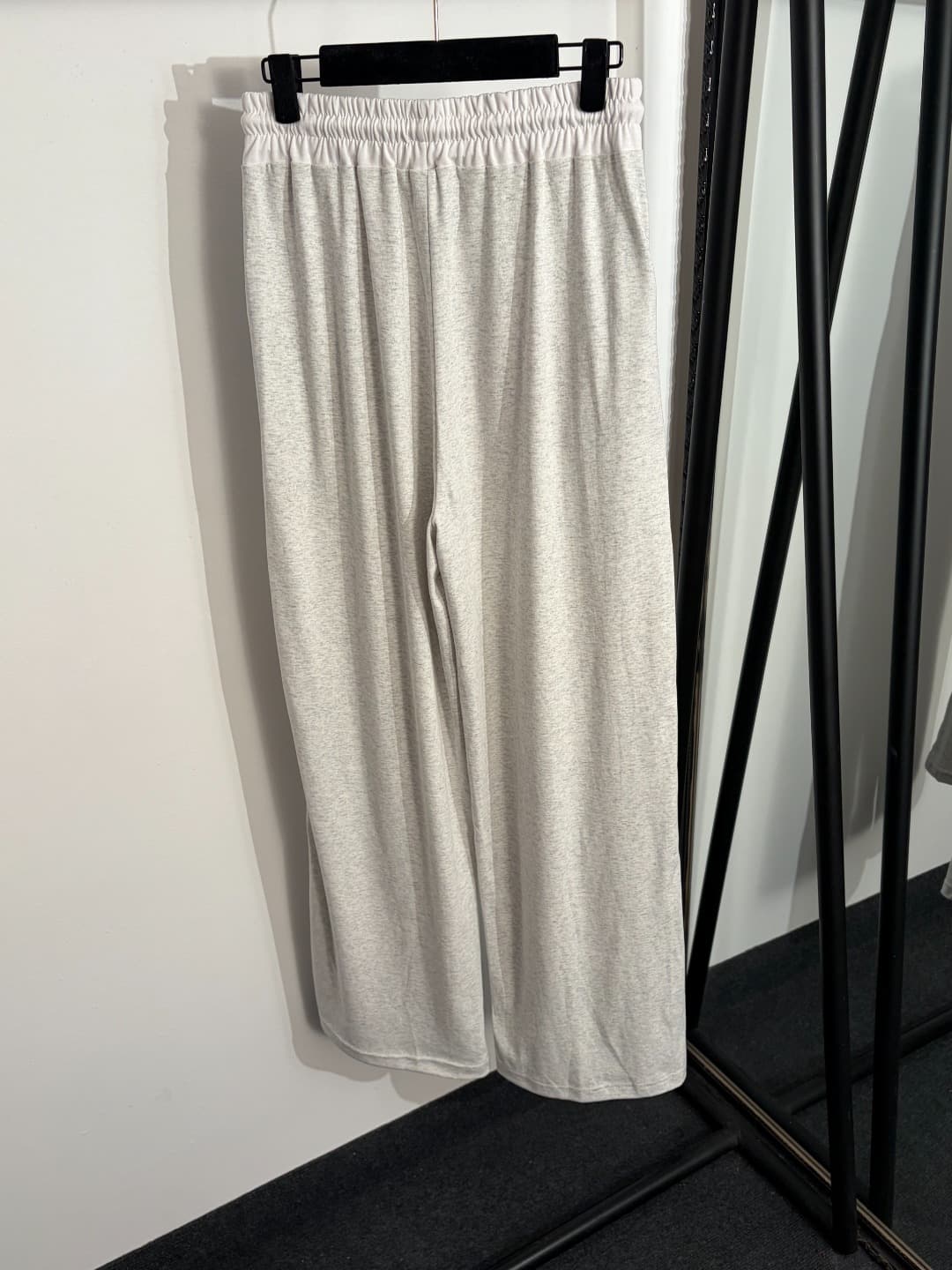 C18579 Item number: 20262589. Adida* Adidas sports set: T-shirt with clover letter embroidery on short sleeves + high-waisted pants with side stripes. Colors: gray-white, black, red. Sizes: S, M, L. [For size M: bust circumference 100, sleeve length 29, w — image 7
