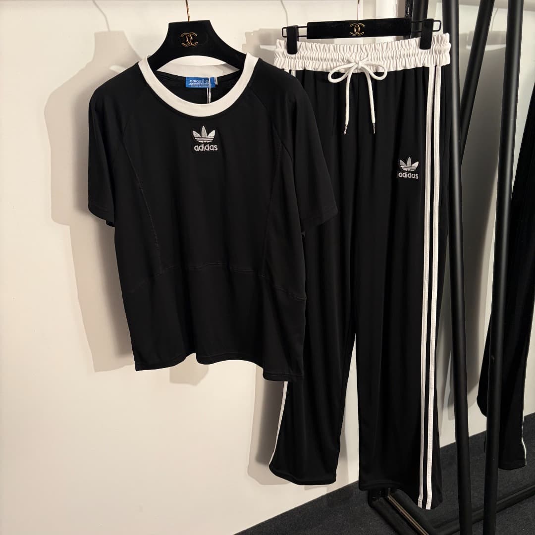 C18578 Item number: 20262589. Adida*Adidas sports set: T-shirt with clover letter embroidery on short sleeves + long pants with side stripes. Colors: gray-white, black, red. Sizes: S, M, L. [For size M: bust circumference 100, sleeve length 29, hip circum — image 1