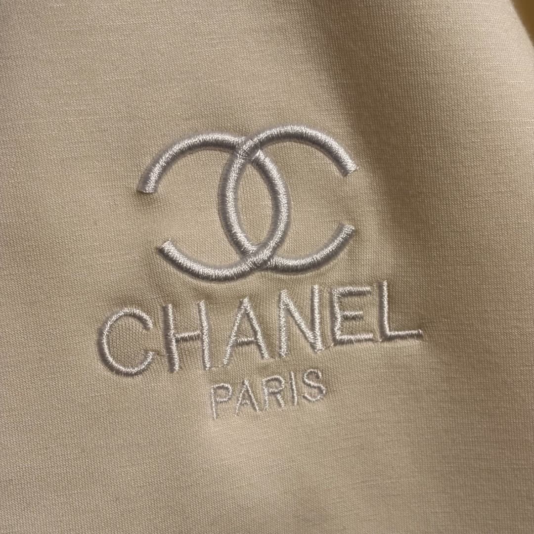 C18574 Style number: 20262593. Chane* new sports set: short-sleeved T-shirt with Chanel logo embroidery and zipper, with a front opening; plus casual pants with side lettering ribbing. Colors: apricot, blue, gray, black. S-XL sizes available. [Size M: sho — image 3