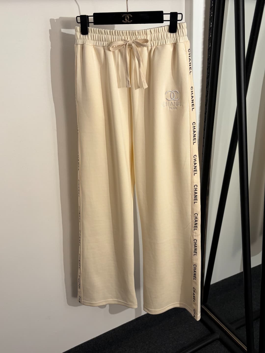 C18574 Style number: 20262593. Chane* new sports set: short-sleeved T-shirt with Chanel logo embroidery and zipper, with a front opening; plus casual pants with side lettering ribbing. Colors: apricot, blue, gray, black. S-XL sizes available. [Size M: sho — image 6