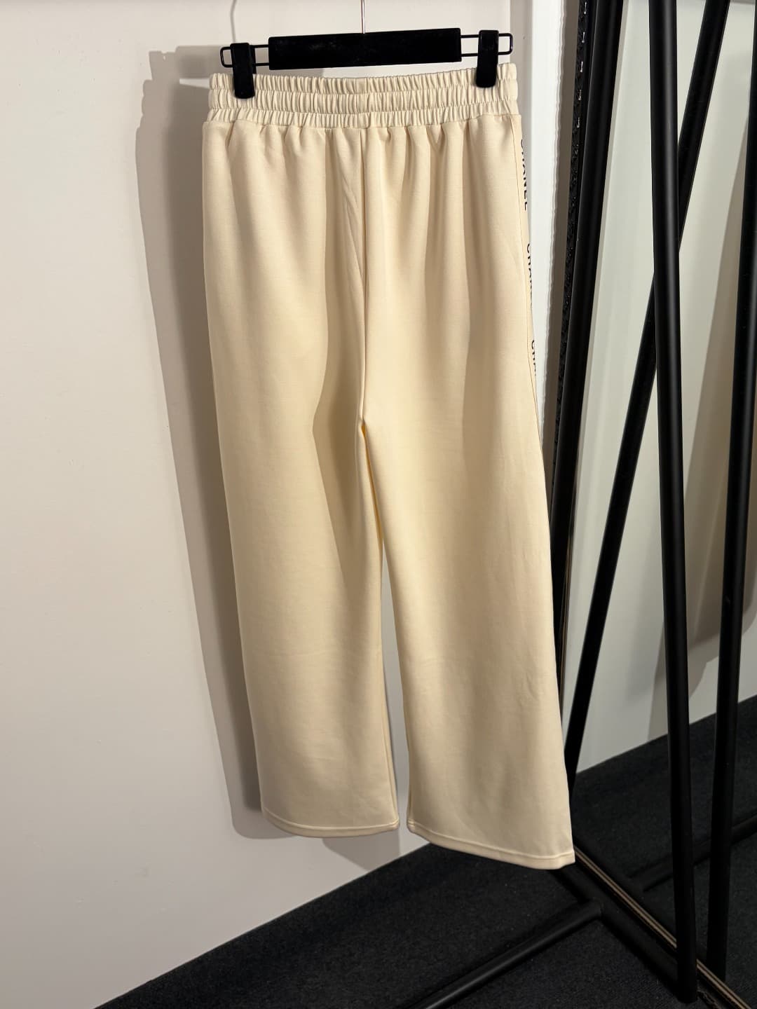C18574 Style number: 20262593. Chane* new sports set: short-sleeved T-shirt with Chanel logo embroidery and zipper, with a front opening; plus casual pants with side lettering ribbing. Colors: apricot, blue, gray, black. S-XL sizes available. [Size M: sho — image 8