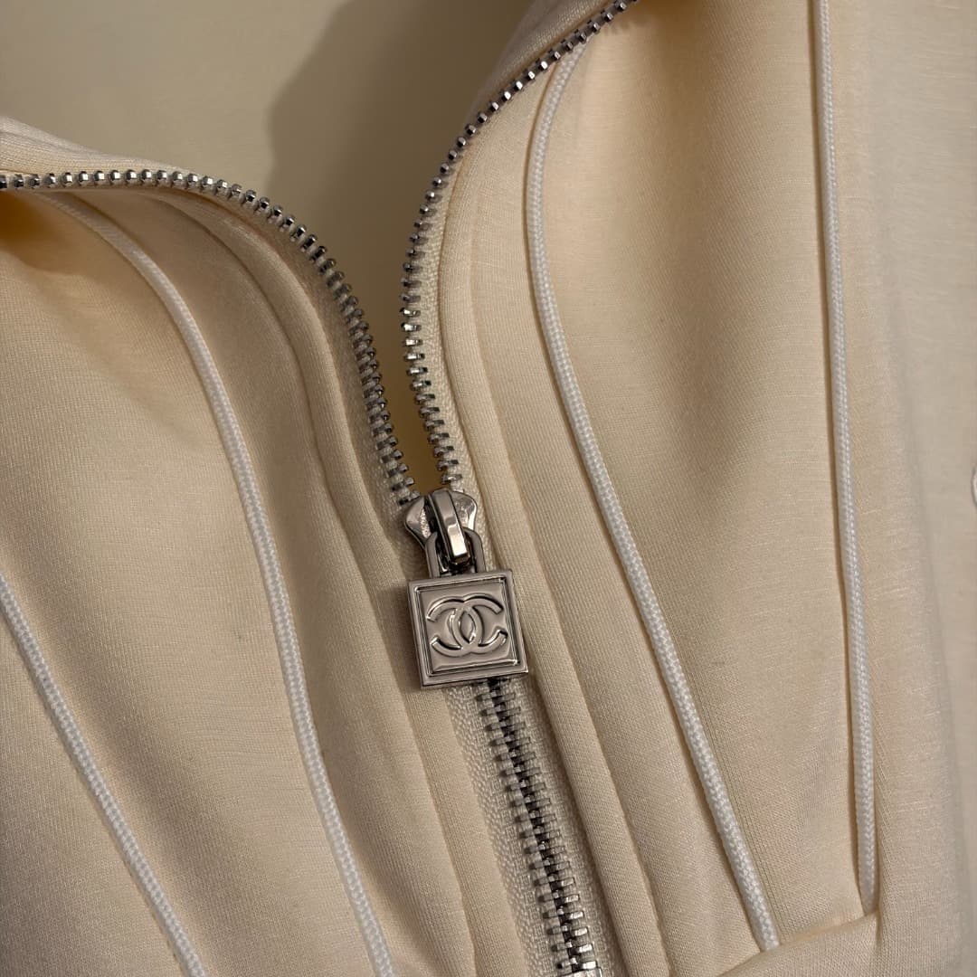 C18574 Style number: 20262593. Chane* new sports set: short-sleeved T-shirt with Chanel logo embroidery and zipper, with a front opening; plus casual pants with side lettering ribbing. Colors: apricot, blue, gray, black. S-XL sizes available. [Size M: sho — image 4