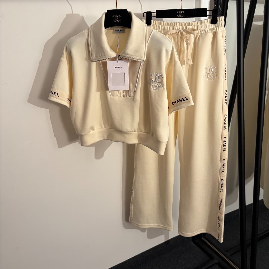 C18573 Item number: 20262593 Chane*. New sports set: short-sleeved T-shirt with Chanel logo embroidery and zipper on the collar, plus casual pants with side lettering straps. Colors include apricot, blue, gray, and black. S-XL sizes available. [Size M: sh — image 4
