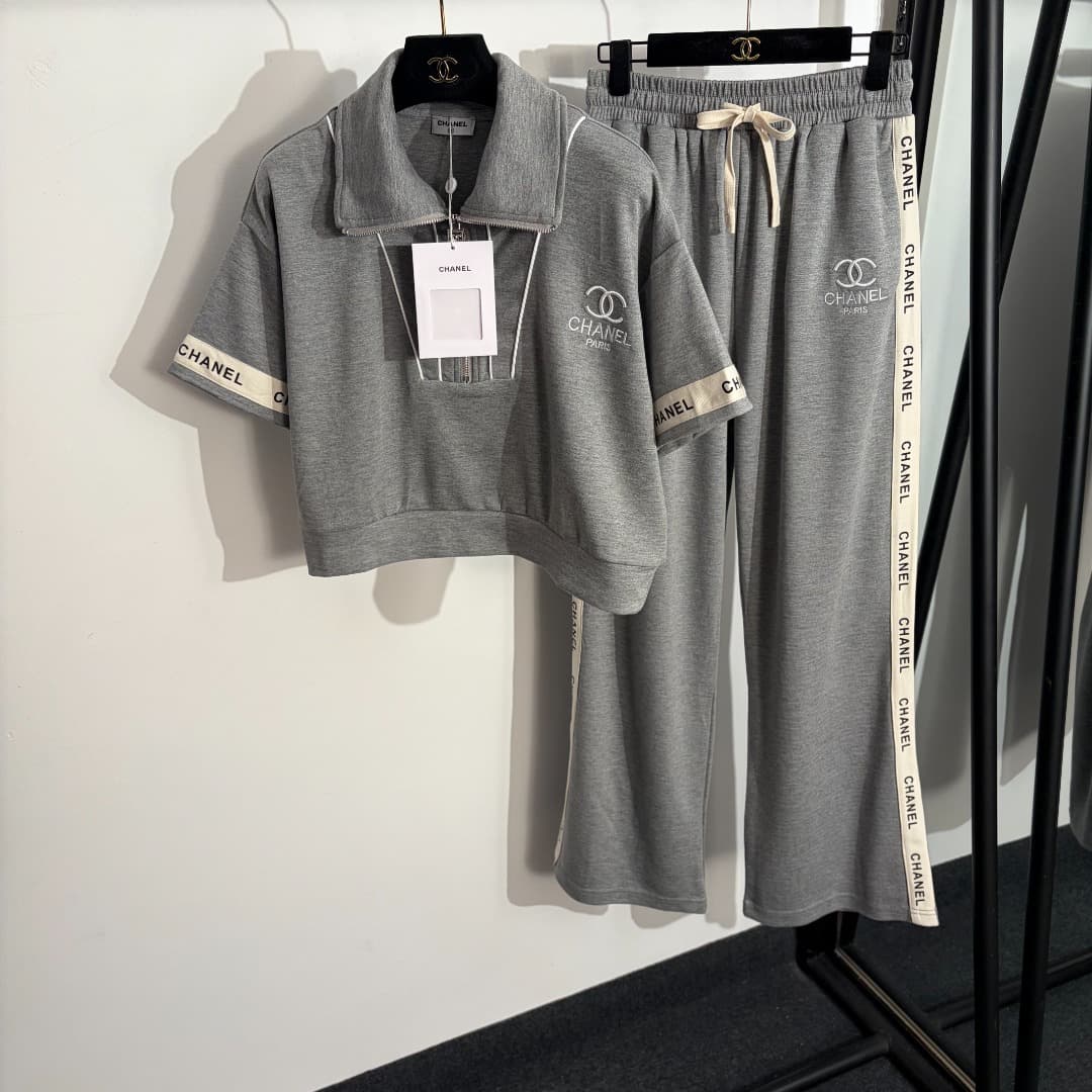 C18573 Item number: 20262593 Chane*. New sports set: short-sleeved T-shirt with Chanel logo embroidery and zipper on the collar, plus casual pants with side lettering straps. Colors include apricot, blue, gray, and black. S-XL sizes available. [Size M: sh — image 2