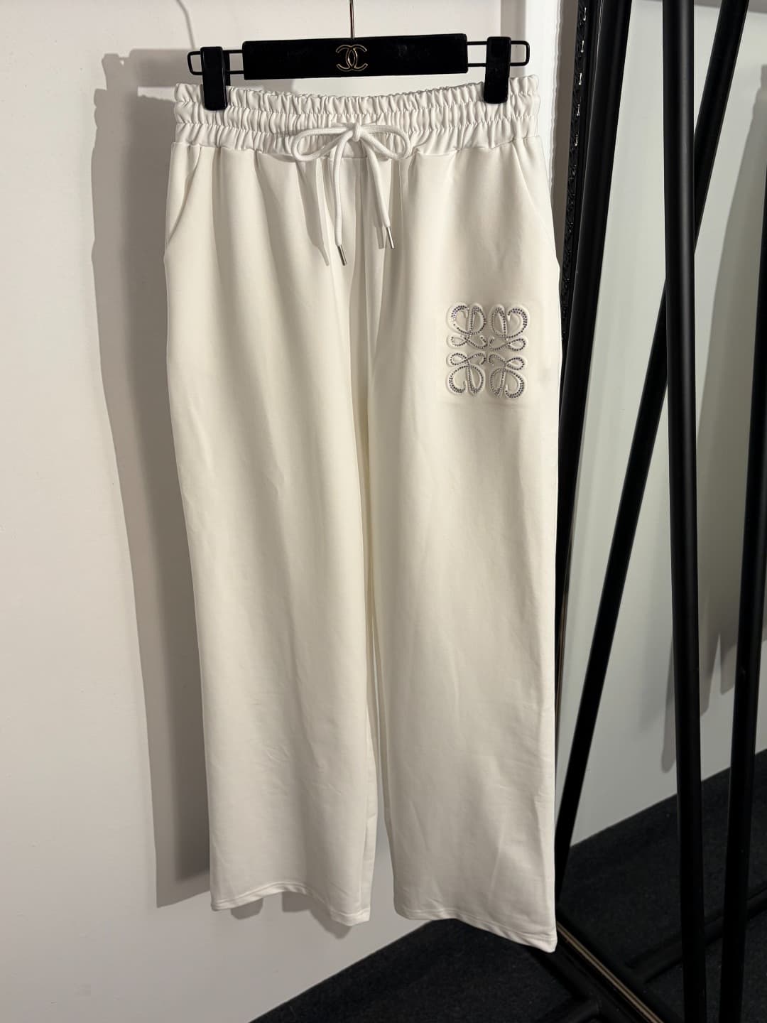 C18572 Item number: 20262598 Loew*. New sports set: short-sleeved T-shirt with rhinestone logo + loose-fitting pants. Colors: white, black. S-XL sizes available. [Size M: shoulder width 42, bust size 96, sleeve length 20, overall length 61; waist circumfe — image 5