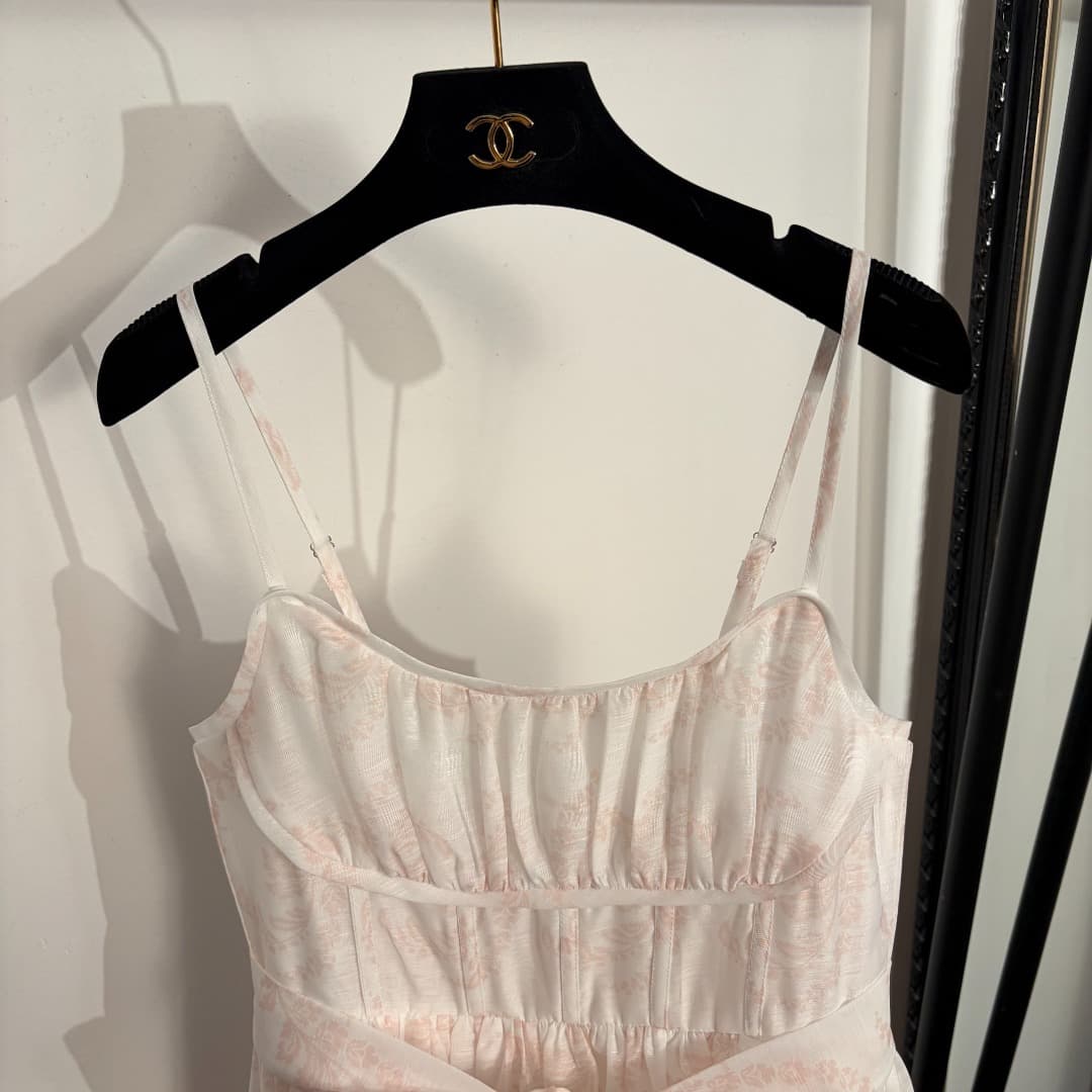 C18334 Size code 20263424 Zimmermann* Vintage/retro style, vacation-themed, vintage hem with floral patterns, floral print, belt, waist-cinching straps, dress. Long dress, white, black, S-XL. [M size: Elasticity at bust: 82; elasticity at waist: 74; lengt — image 2