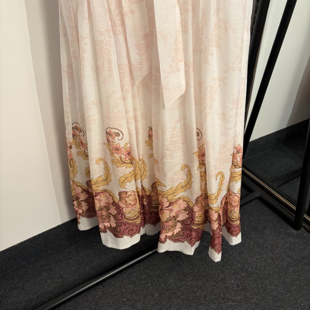 C18334 Size code 20263424 Zimmermann* Vintage/retro style, vacation-themed, vintage hem with floral patterns, floral print, belt, waist-cinching straps, dress. Long dress, white, black, S-XL. [M size: Elasticity at bust: 82; elasticity at waist: 74; lengt — image 3