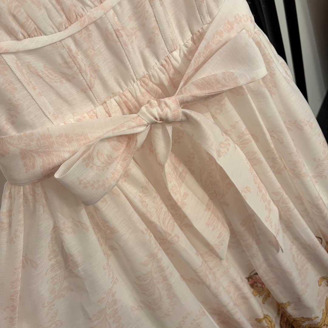 C18334 Size code 20263424 Zimmermann* Vintage/retro style, vacation-themed, vintage hem with floral patterns, floral print, belt, waist-cinching straps, dress. Long dress, white, black, S-XL. [M size: Elasticity at bust: 82; elasticity at waist: 74; lengt — image 4