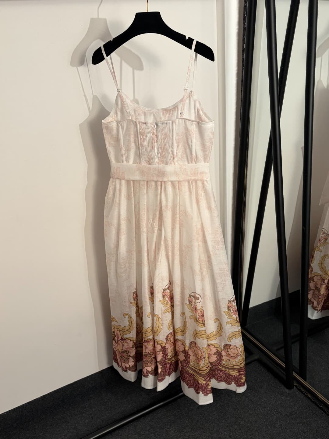C18334 Size code 20263424 Zimmermann* Vintage/retro style, vacation-themed, vintage hem with floral patterns, floral print, belt, waist-cinching straps, dress. Long dress, white, black, S-XL. [M size: Elasticity at bust: 82; elasticity at waist: 74; lengt — image 6