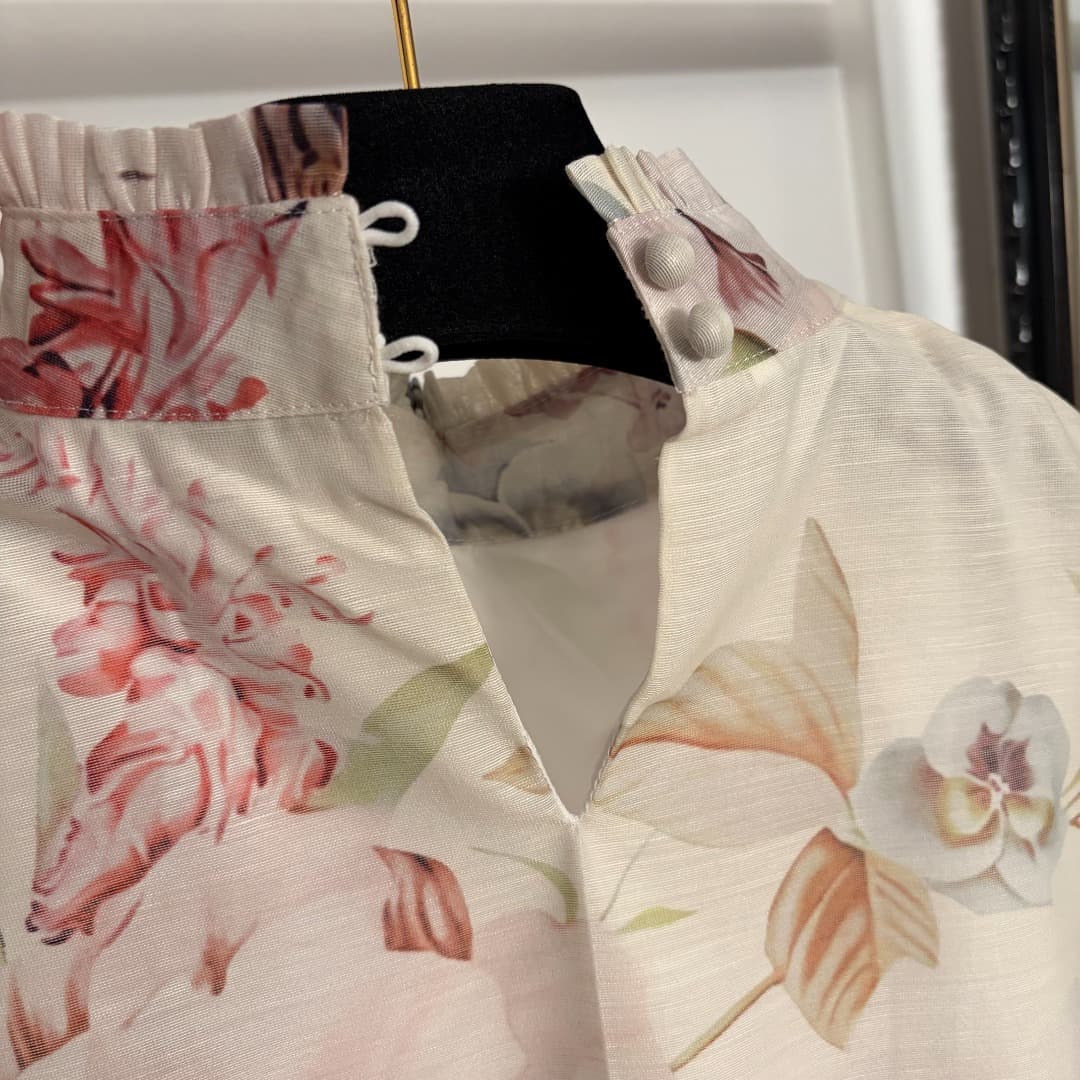 C18340 Item number: 20263453 Zimmermann*. New set: a stylish floral-print vest with long sleeves + a high-waist skirt with pleats. Color: white. S-XL sizes. [Size M: shoulder width 37, bust size 92, sleeve length 65, overall length 44; waist size 68, over — image 4