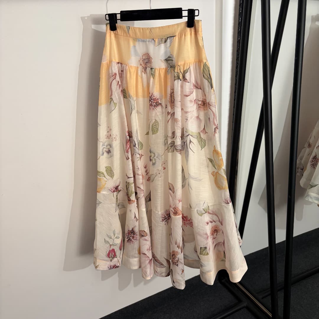 C18340 Item number: 20263453 Zimmermann*. New set: a stylish floral-print vest with long sleeves + a high-waist skirt with pleats. Color: white. S-XL sizes. [Size M: shoulder width 37, bust size 92, sleeve length 65, overall length 44; waist size 68, over — image 7