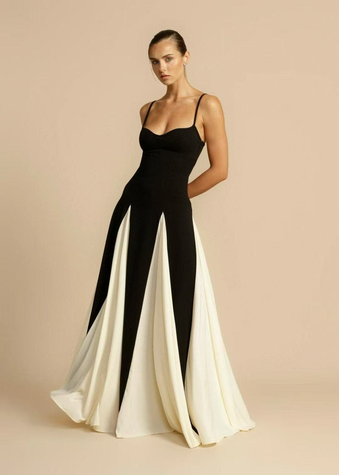 C18246 Item number: 20263978 Zimmermann* New model, mixed-color pleated, flowing dress with a cool vest-style design. Long dress, black color, sizes S-XL. [Size S: elasticity at the bust – 76; length – 137; weight – 0, 855kg] — image 4