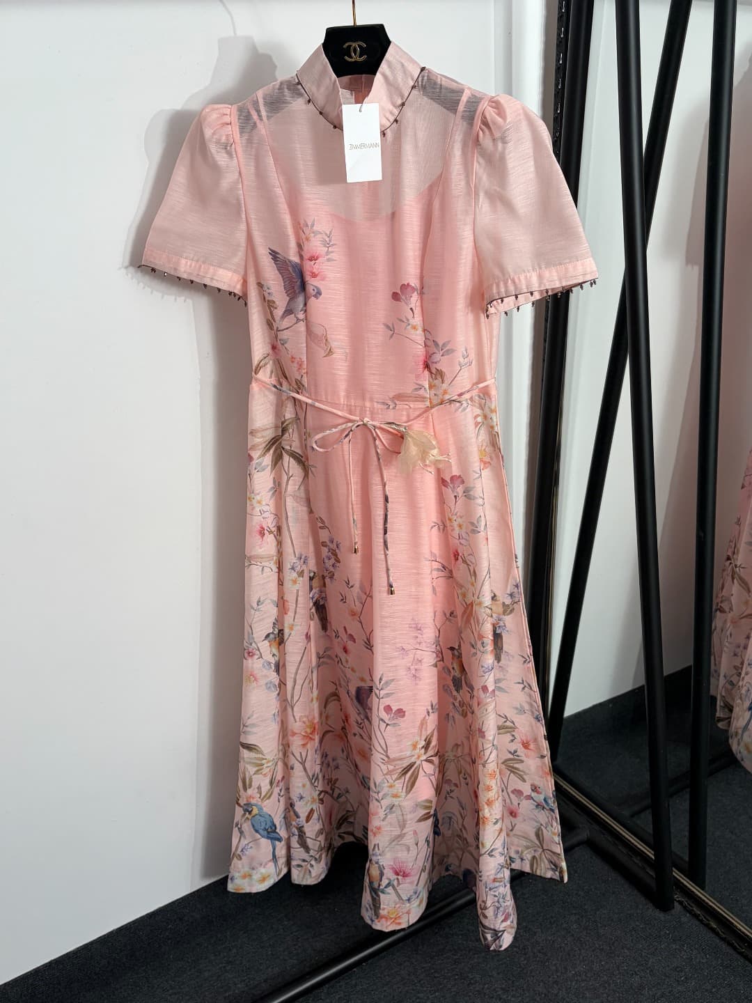 C18365 Style number 20264276 Zimmermann* New model: Colorful bird and flower print, tasseled beads, waist-cinching stand-up collar short-sleeve dress. Long dress with undergarments, in beige, pink, and beige-yellow colors. S-XL sizes. [Size M: Chest circu — image 3