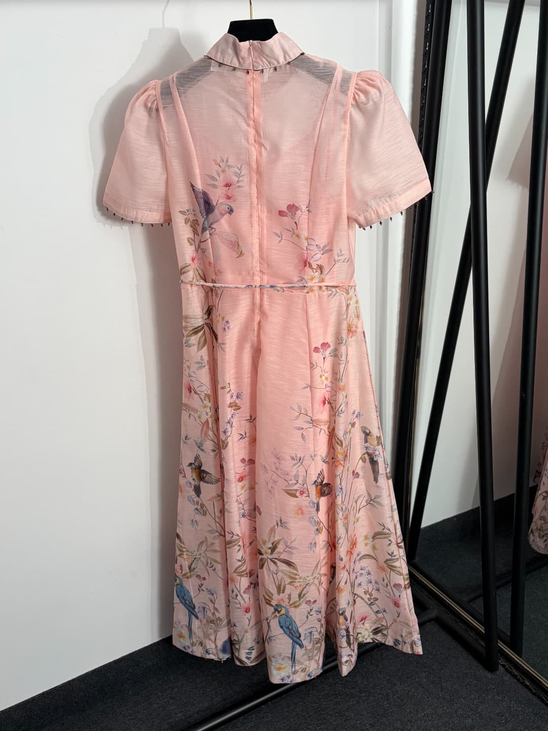 C18365 Style number 20264276 Zimmermann* New model: Colorful bird and flower print, tasseled beads, waist-cinching stand-up collar short-sleeve dress. Long dress with undergarments, in beige, pink, and beige-yellow colors. S-XL sizes. [Size M: Chest circu — image 4