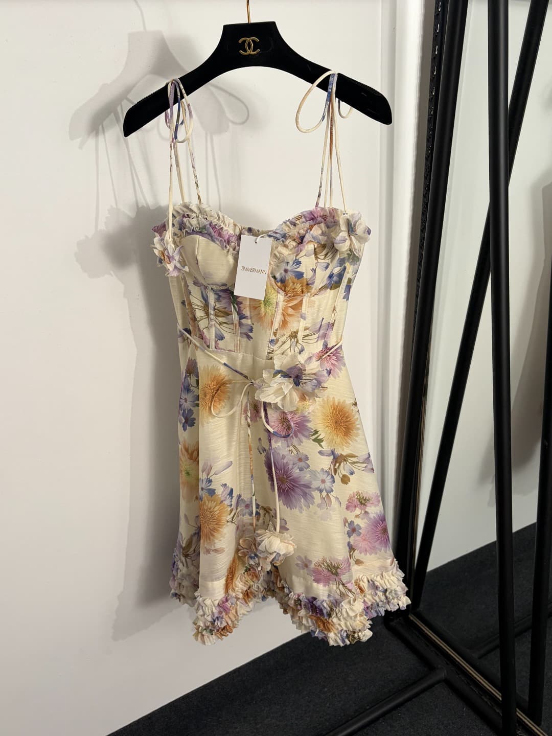 C18362 Item No. 20264280 Zimmermann* New model, colored daisy print, three-dimensional flower strap, cinched waist, ruffled halter dress. Short skirt, beige color, S-XL sizes. [Size M: Elasticity of bust: 86; waist: 74; length: 82; weight: 0, 355kg] — image 1