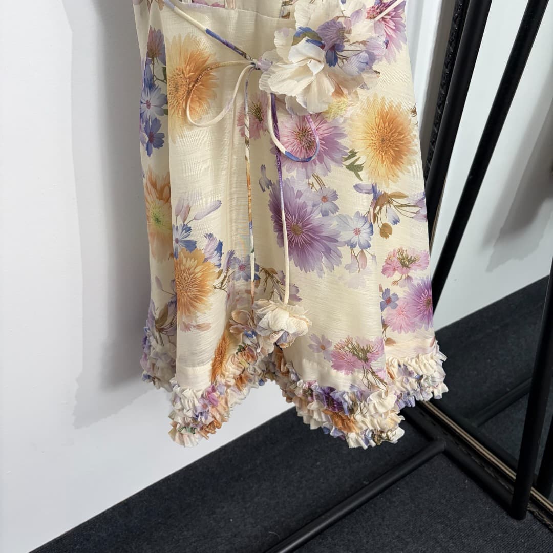 C18362 Item No. 20264280 Zimmermann* New model, colored daisy print, three-dimensional flower strap, cinched waist, ruffled halter dress. Short skirt, beige color, S-XL sizes. [Size M: Elasticity of bust: 86; waist: 74; length: 82; weight: 0, 355kg] — image 3