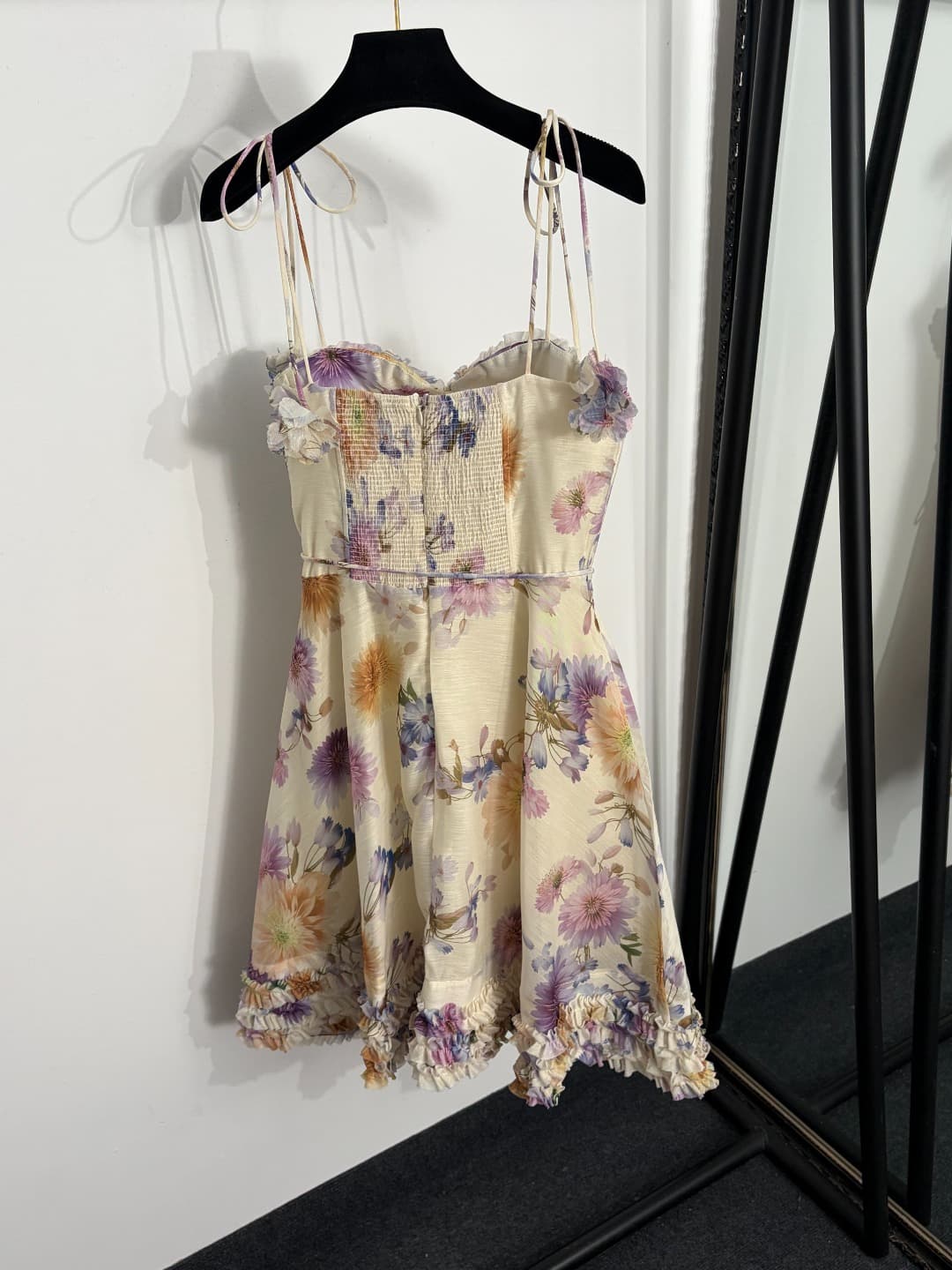 C18362 Item No. 20264280 Zimmermann* New model, colored daisy print, three-dimensional flower strap, cinched waist, ruffled halter dress. Short skirt, beige color, S-XL sizes. [Size M: Elasticity of bust: 86; waist: 74; length: 82; weight: 0, 355kg] — image 6