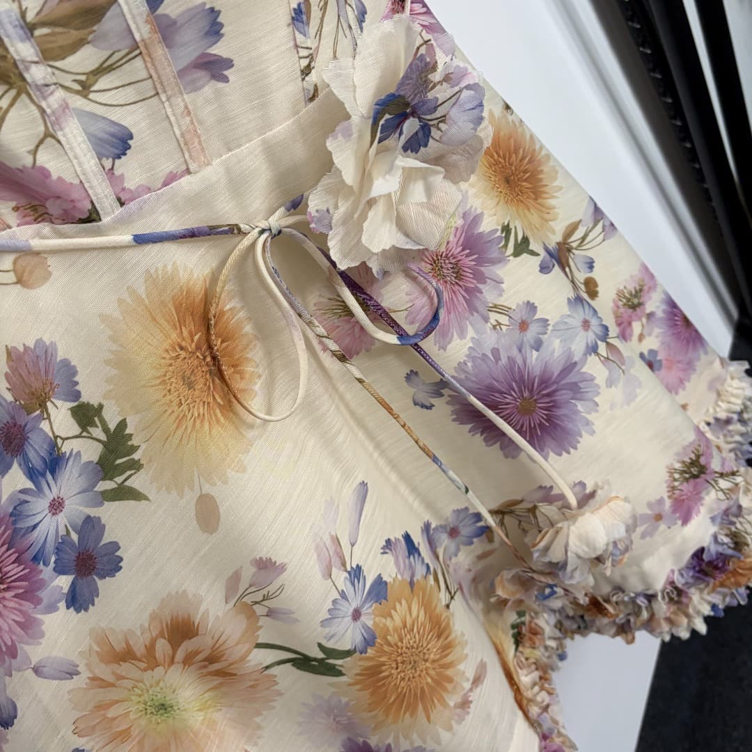 C18362 Item No. 20264280 Zimmermann* New model, colored daisy print, three-dimensional flower strap, cinched waist, ruffled halter dress. Short skirt, beige color, S-XL sizes. [Size M: Elasticity of bust: 86; waist: 74; length: 82; weight: 0, 355kg] — image 4