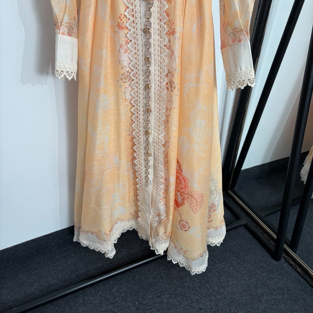 C18361 Style number 20264302 Zimmermann* New model: Diamond-inlaid chain belt. Elegant lace-trimmed long-sleeved shirt dress with a underband, in light orange, purple, and green colors. S-XL sizes available. [Size M: Chest circumference 86, Length 96; Sho — image 3