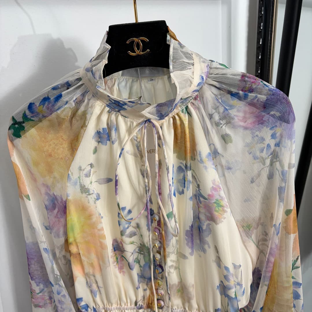 C18350 Item number: 20264424 Zimmermann* New model. Colorful floral print, stand-up collar, waist-curving, long-sleeved one-piece shorts. Apricot color, S-XL sizes. [S size: bust circumference 92, waist circumference 62; elasticity, sleeve length 72, over — image 2
