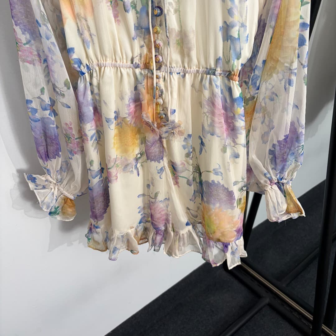 C18350 Item number: 20264424 Zimmermann* New model. Colorful floral print, stand-up collar, waist-curving, long-sleeved one-piece shorts. Apricot color, S-XL sizes. [S size: bust circumference 92, waist circumference 62; elasticity, sleeve length 72, over — image 3