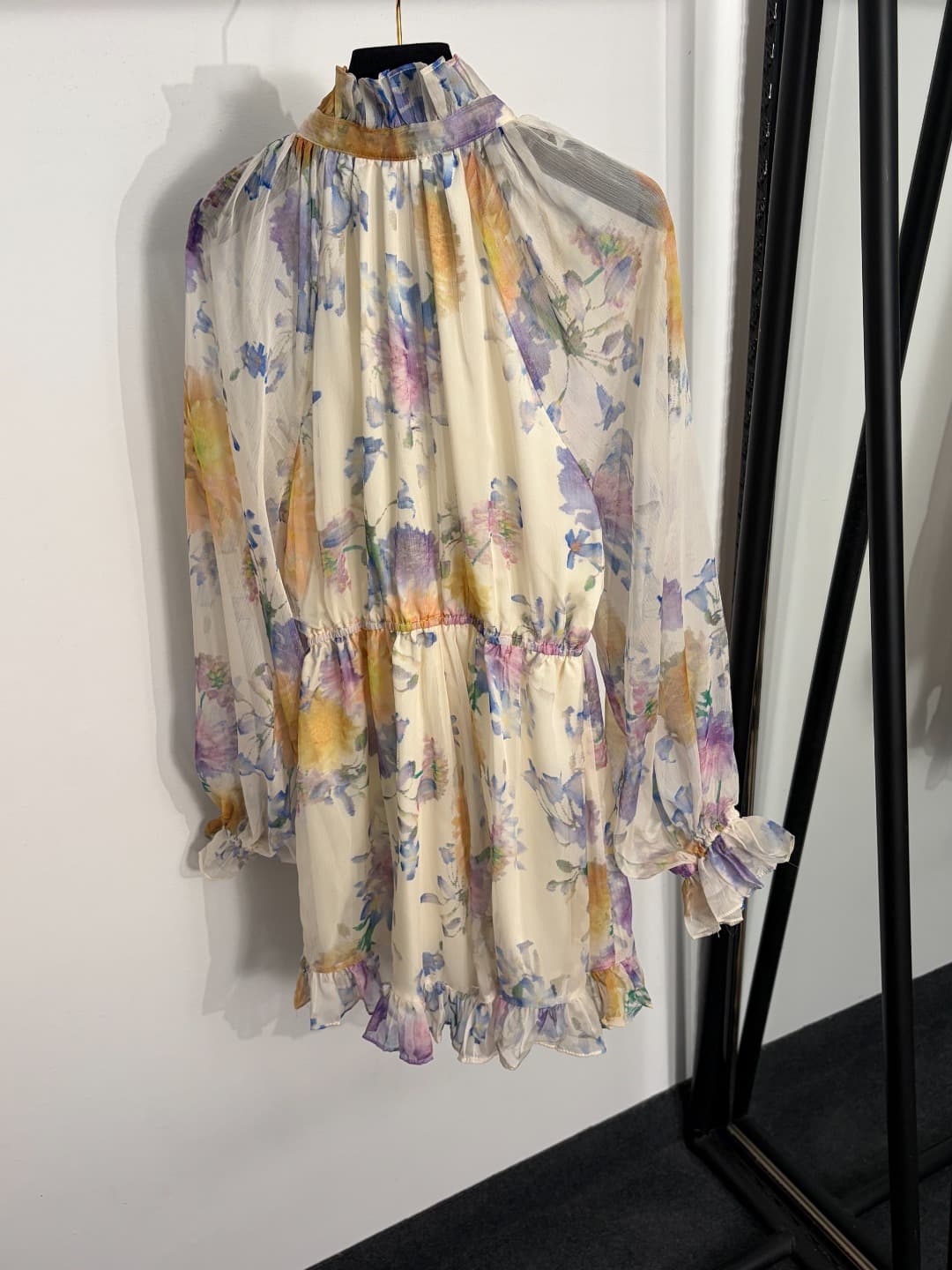 C18350 Item number: 20264424 Zimmermann* New model. Colorful floral print, stand-up collar, waist-curving, long-sleeved one-piece shorts. Apricot color, S-XL sizes. [S size: bust circumference 92, waist circumference 62; elasticity, sleeve length 72, over — image 7