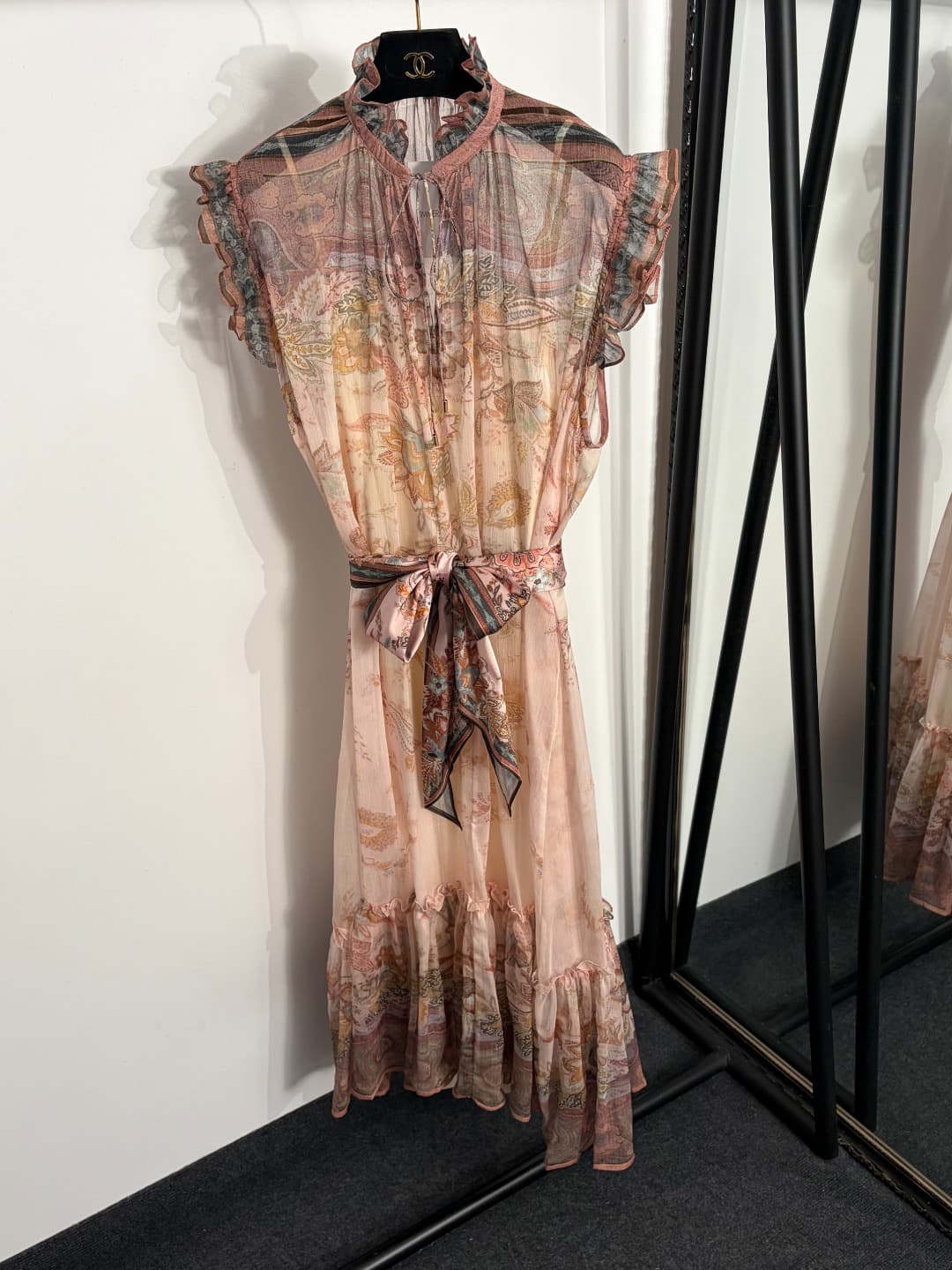 C18353 Style number 20264402 Zimmermann* Vintage/retro pattern print,木耳 collar, fluttering sleeves with belt, back and middle attached, dress with straps, apricot color, S-XL. [Size M: bust 92, length 105; bust 142, length 123; weight: 0, 375kg] — image 1