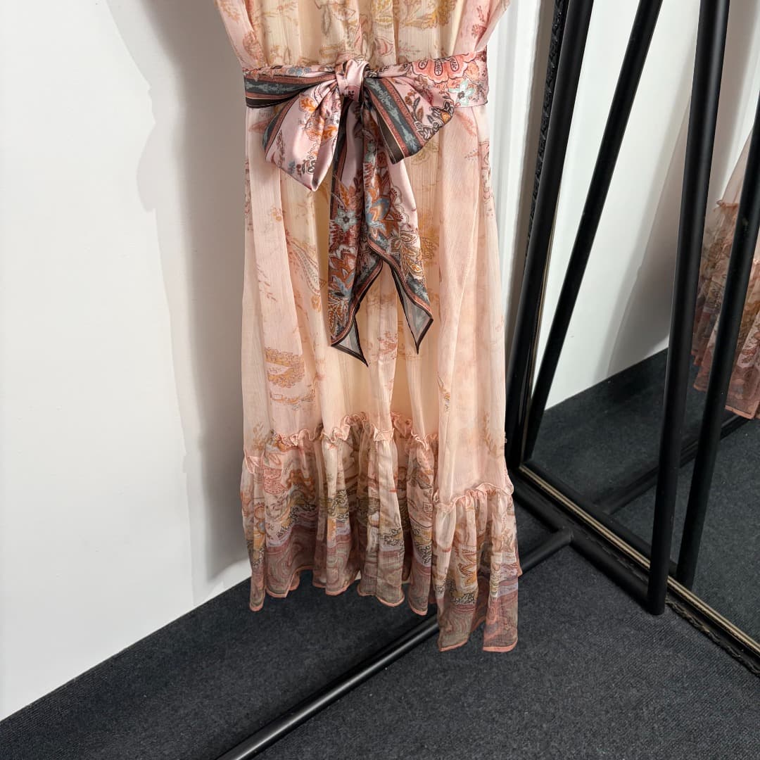 C18353 Style number 20264402 Zimmermann* Vintage/retro pattern print,木耳 collar, fluttering sleeves with belt, back and middle attached, dress with straps, apricot color, S-XL. [Size M: bust 92, length 105; bust 142, length 123; weight: 0, 375kg] — image 3