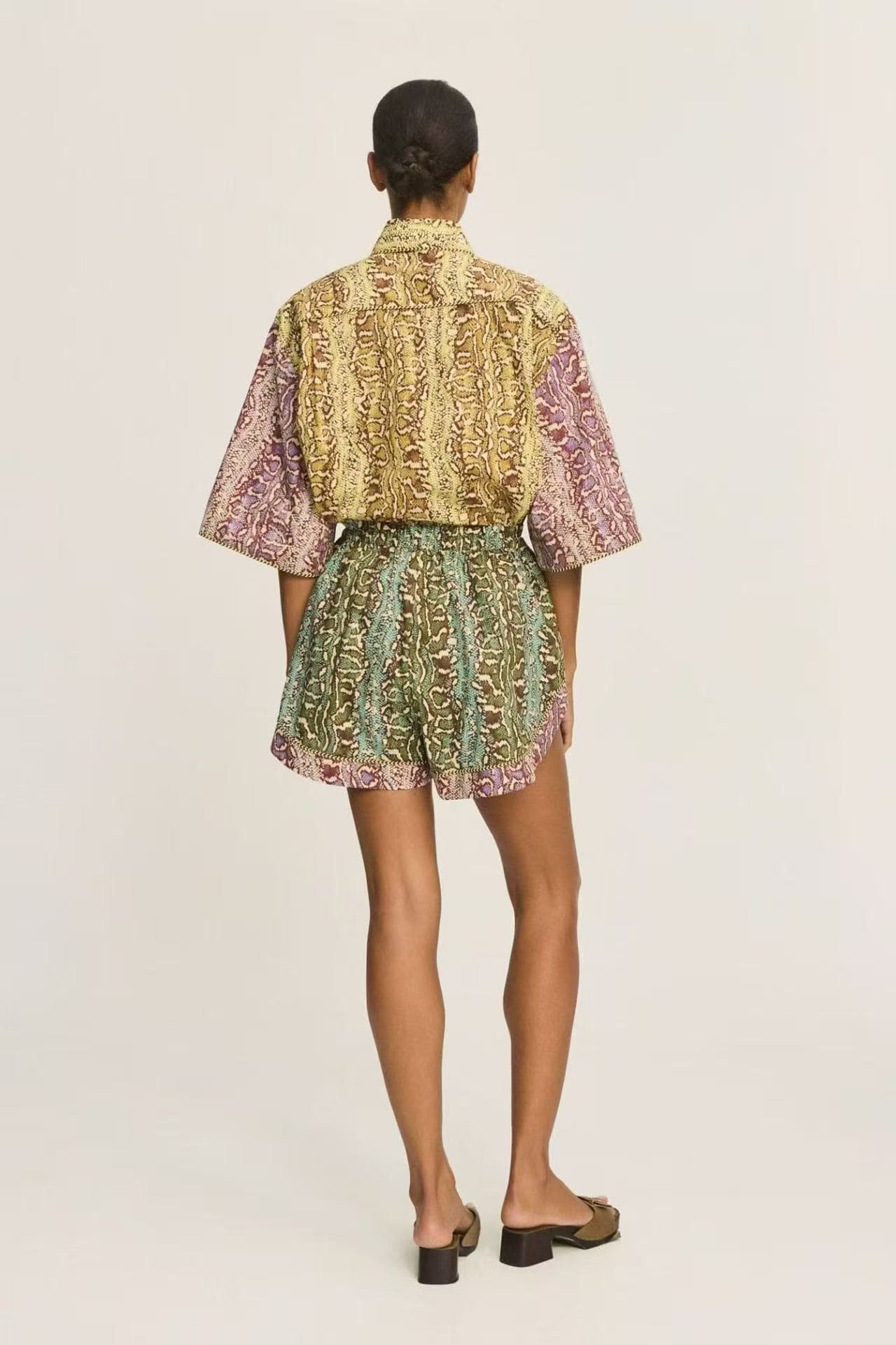 C18342 Style number 20264536 Zimmermann* New set: serpent print short-sleeved shirts + shorts, mixed colors, S-XL sizes. [Size M: shoulder width 49, bust size 122, sleeve length 33, overall length 68-76; waist size 68, elastic, overall length 36; weight:  — image 2
